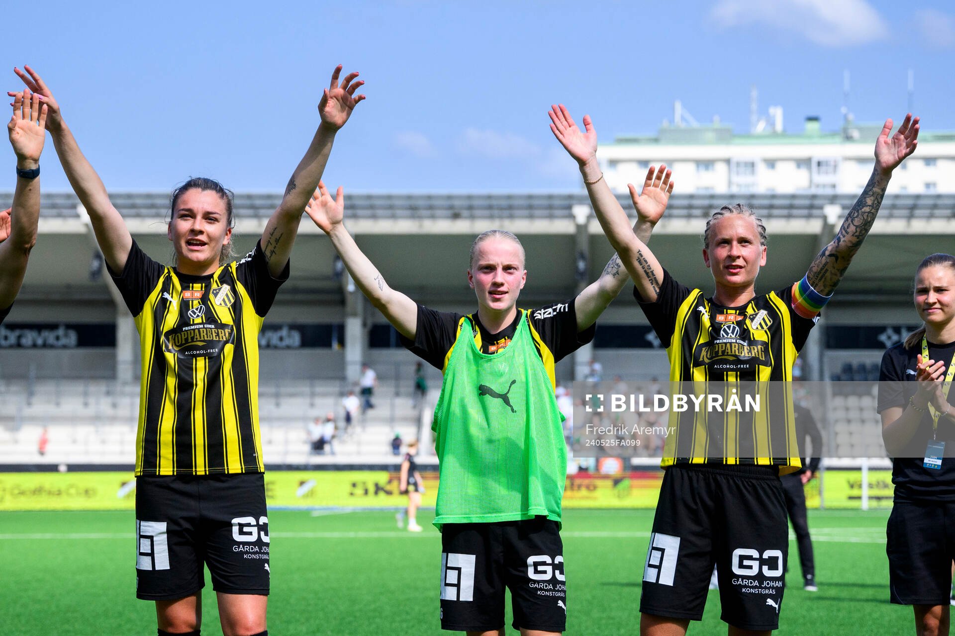 Häckens Anna Csiki, Anna Sandberg och Filippa Curmark jublar efter fotbollsmatchen i Damallsvenskan mellan Häcken och Hammarby den 25 maj 2024 i Göteborg.