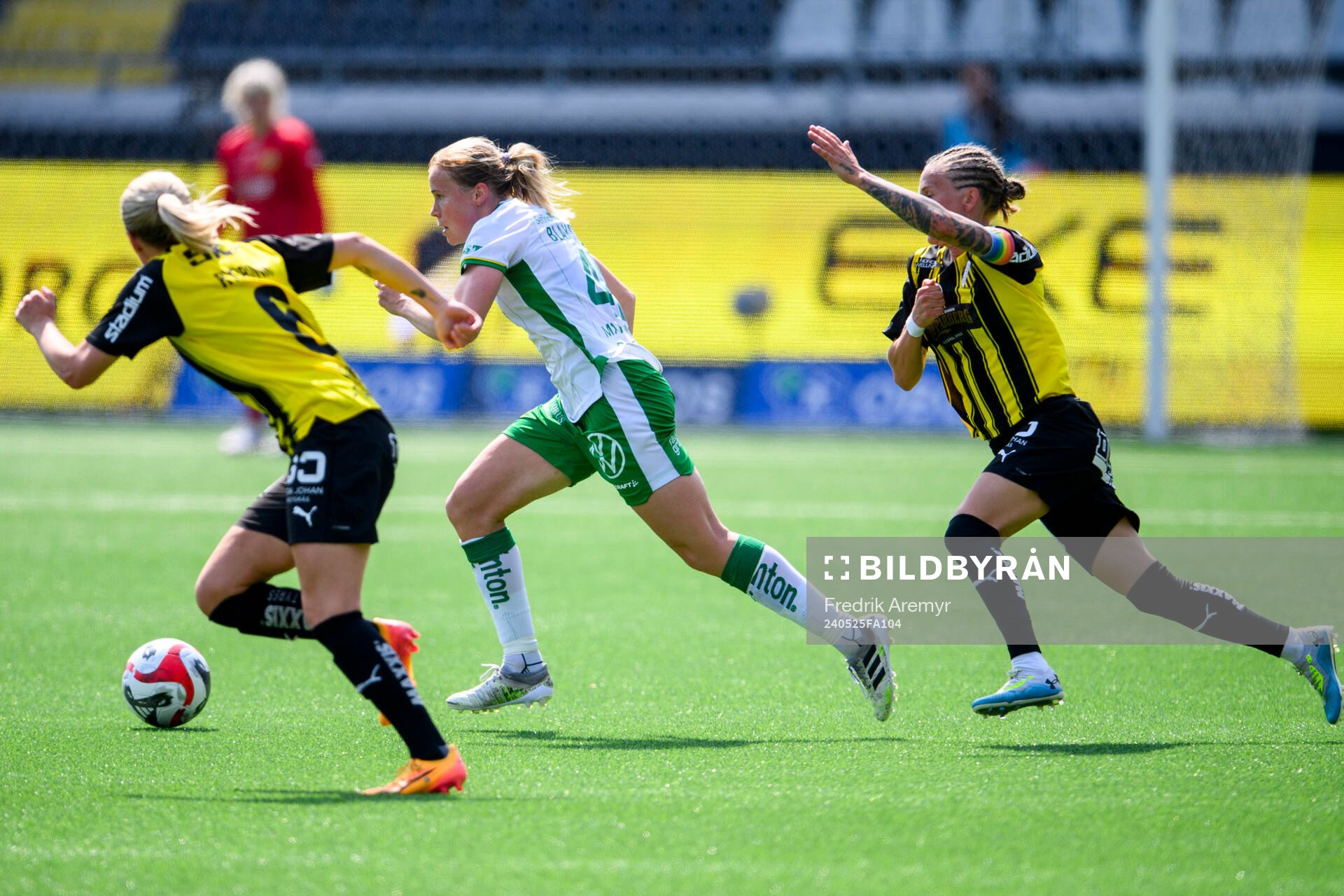 Hammarbys Julie Blakstad jagas av Häckens Josefine Rybrink