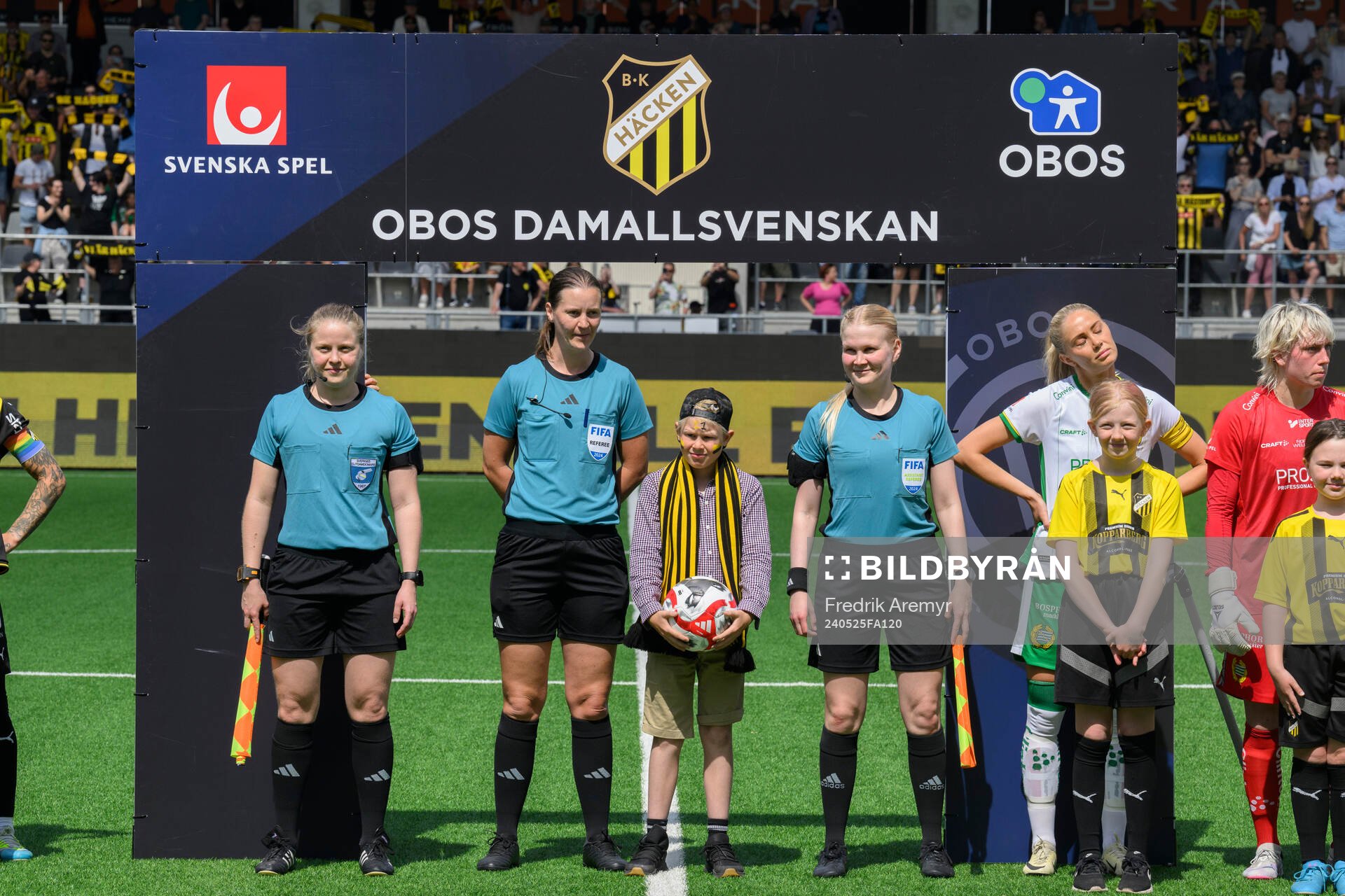 Domartrion bestående av assisterande domare Alisa Levälampi , Domare Lovisa Johansson och assisterande domare Josefine Bastås samt dagens maskot inför fotbollsmatchen i Damallsvenskan mellan Häcken och Hammarby den 25 maj 2024 i Göteborg.