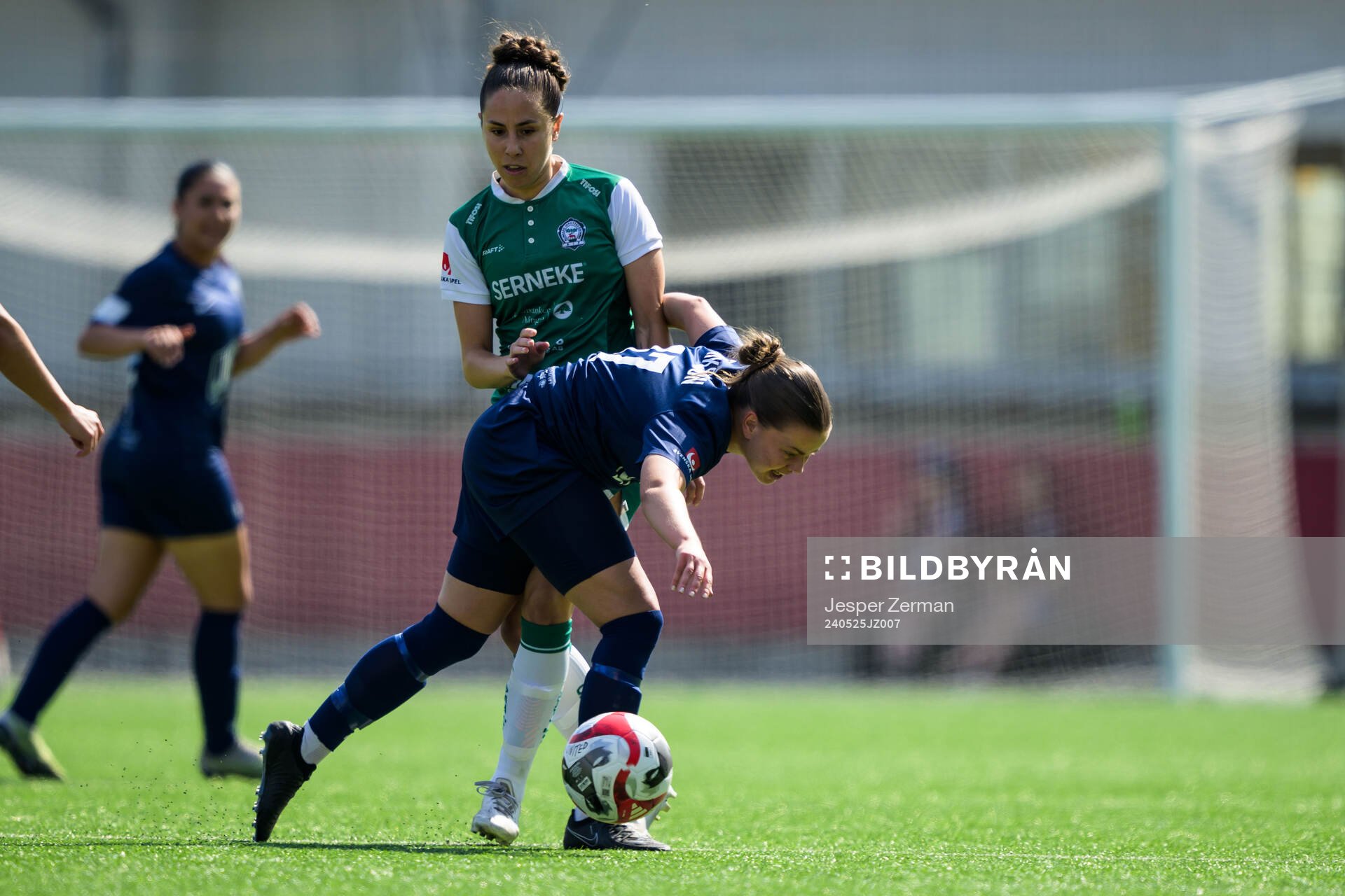 Eskilstuna Uniteds Chloe Eriksson och Alingsås Rebecca