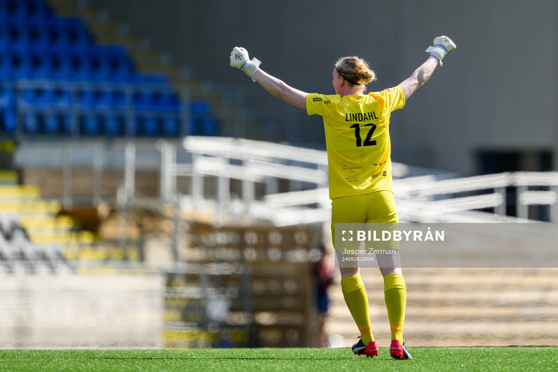 Eskilstuna Uniteds Hedvig Lindahl jublar