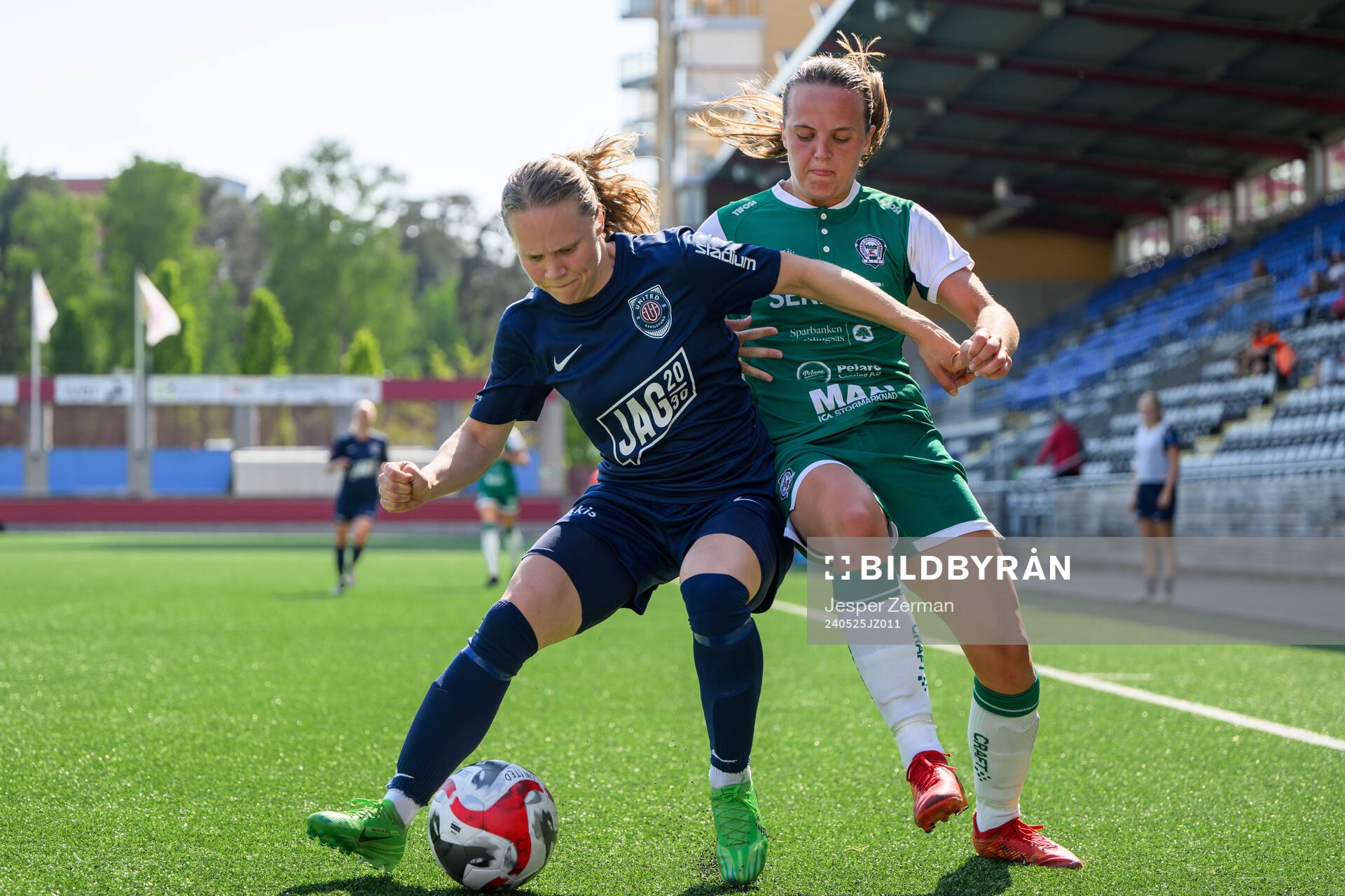 Eskilstuna Uniteds Stina Niklasson och Alingsås Alma Öberg under fotbollsmatchen i Elitettan mellan Eskilstuna United och Alingsås den 25 maj 2024 i Eskilstuna.