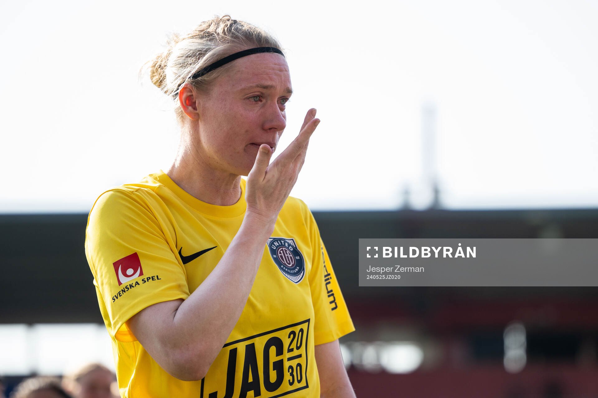 Eskilstuna Uniteds Hedvig Lindahl tackas av efter fotbollsmatchen i Elitettan mellan Eskilstuna United och Alingsås den 25 maj 2024 i Eskilstuna.