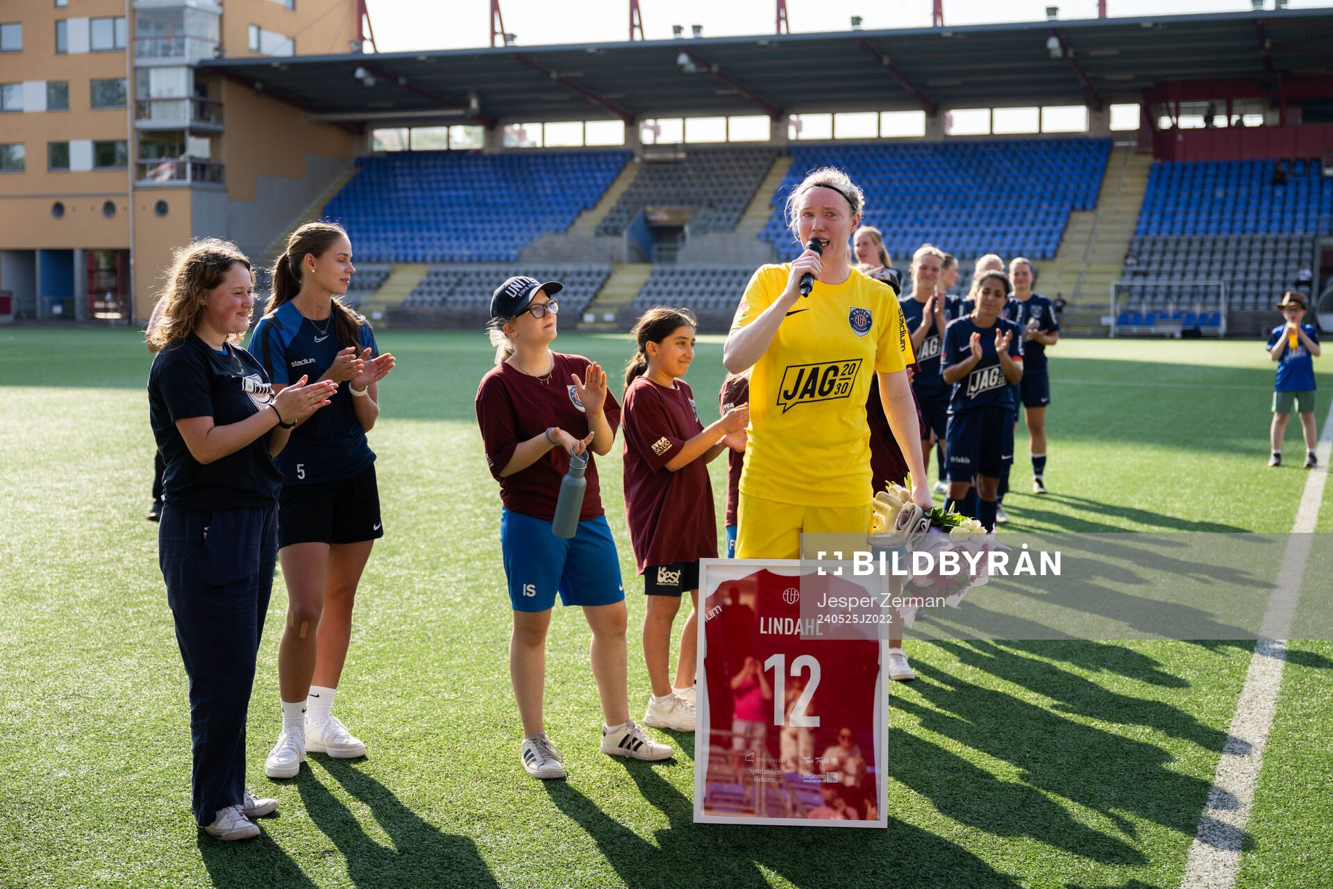 Eskilstuna Uniteds Hedvig Lindahl tackas av efter fotbollsmatchen i Elitettan mellan Eskilstuna United och Alingsås den 25 maj 2024 i Eskilstuna.