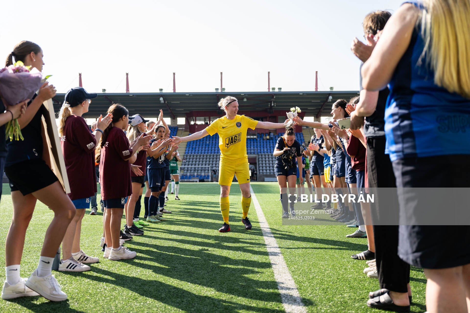 Eskilstuna Uniteds Hedvig Lindahl tackas av efter fotbollsmatchen i Elitettan mellan Eskilstuna United och Alingsås den 25 maj 2024 i Eskilstuna.