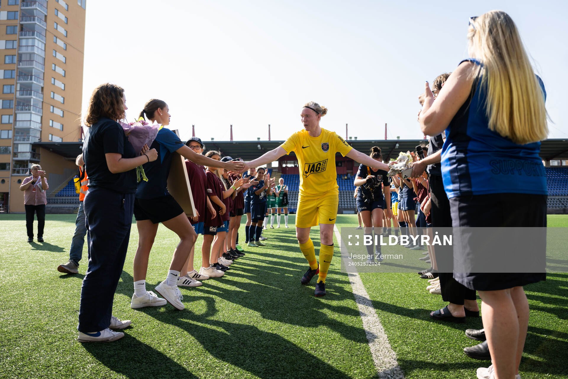 Eskilstuna Uniteds Hedvig Lindahl tackas av efter fotbollsmatchen i Elitettan mellan Eskilstuna United och Alingsås den 25 maj 2024 i Eskilstuna.