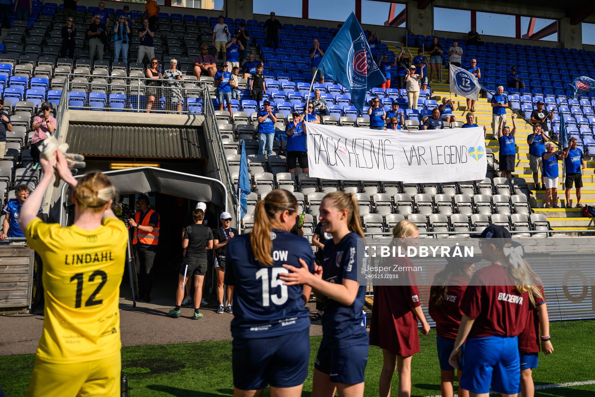 Eskilstuna Uniteds supportrar med en babderoll tillägnad