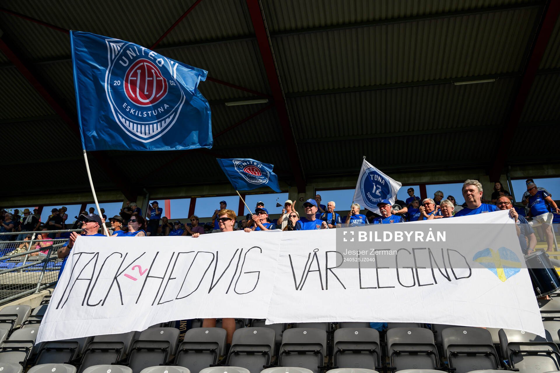 Eskilstuna Uniteds supportrar med en banderoll tillägnad