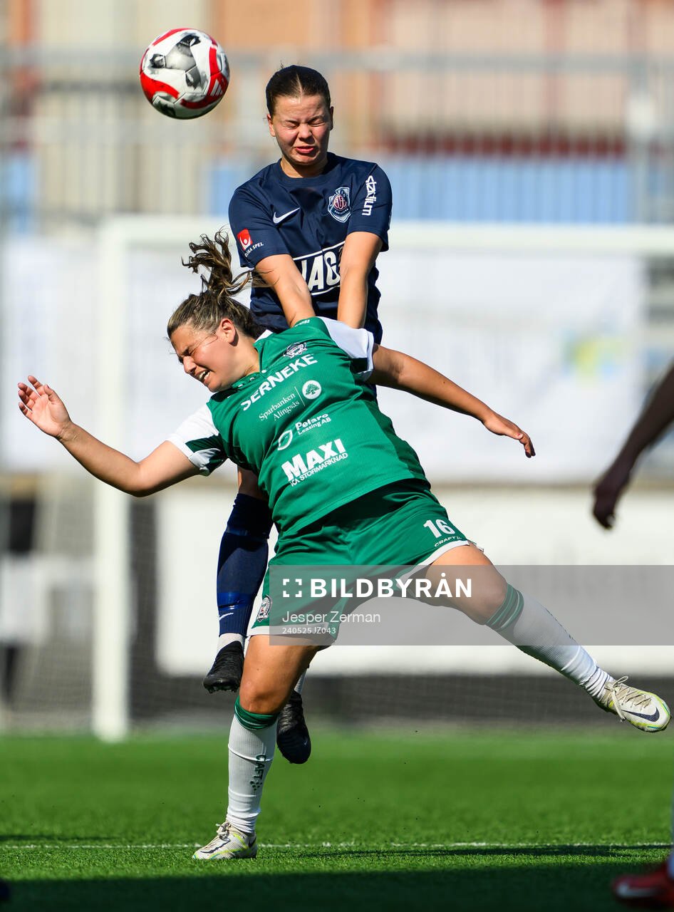 Alingsås Rebecca Cameras och Eskilstuna Uniteds Chloe Eriksson under fotbollsmatchen i Elitettan mellan Eskilstuna United och Alingsås den 25 maj 2024 i Eskilstuna.