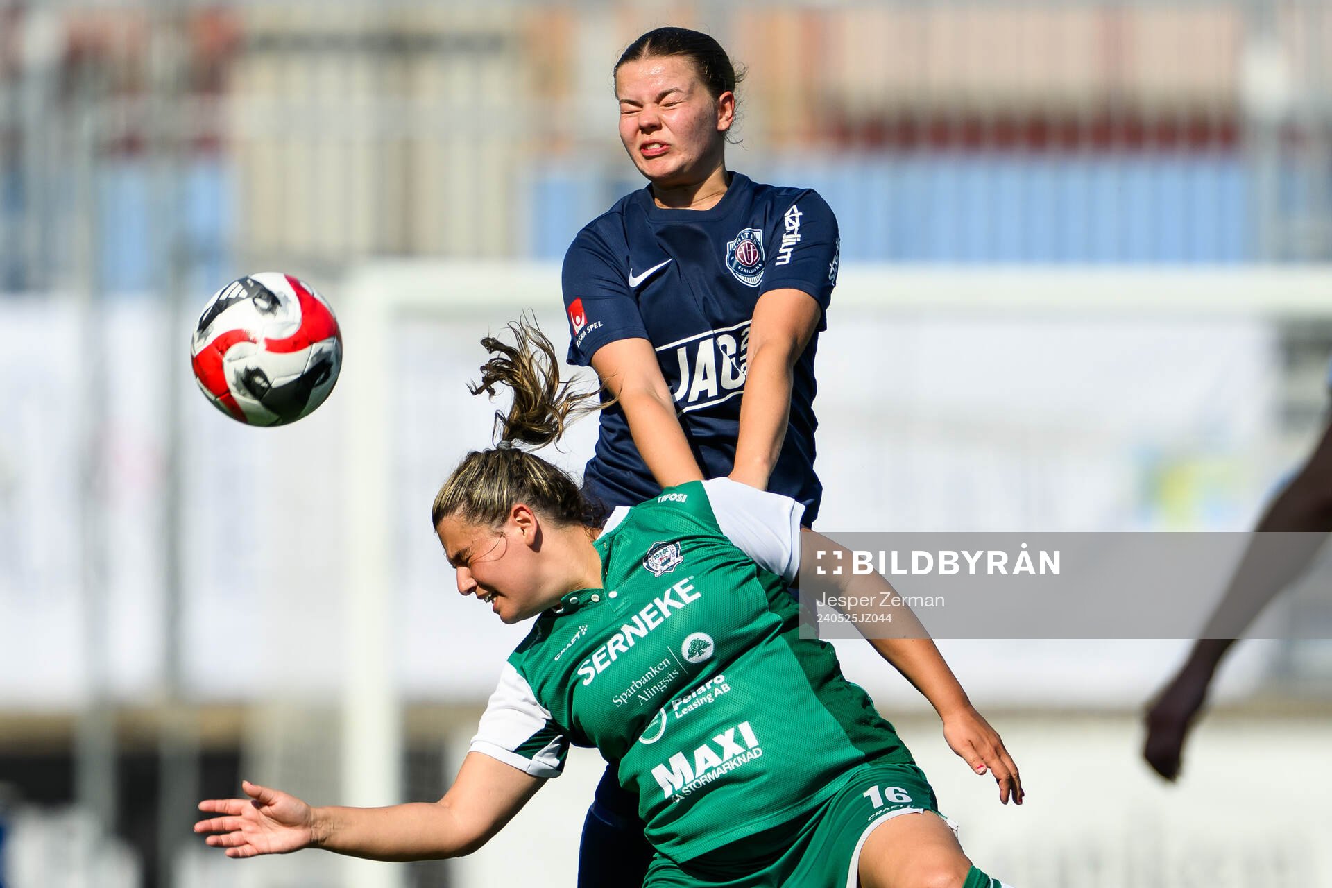 Alingsås Rebecca Cameras och Eskilstuna Uniteds Chloe Eriksson under fotbollsmatchen i Elitettan mellan Eskilstuna United och Alingsås den 25 maj 2024 i Eskilstuna.