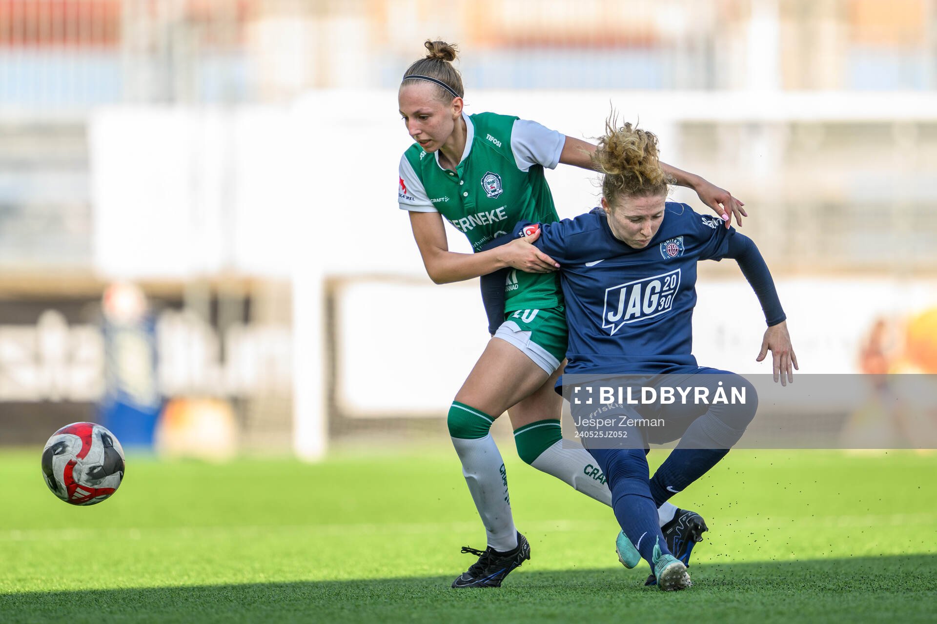 Alingsås Emmy Blomberg och Eskilstuna Uniteds Nicole