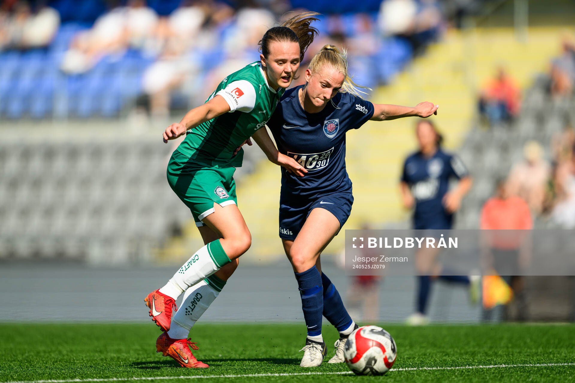 Alingsås Alma Öberg och Eskilstuna Uniteds Astrid Larsson