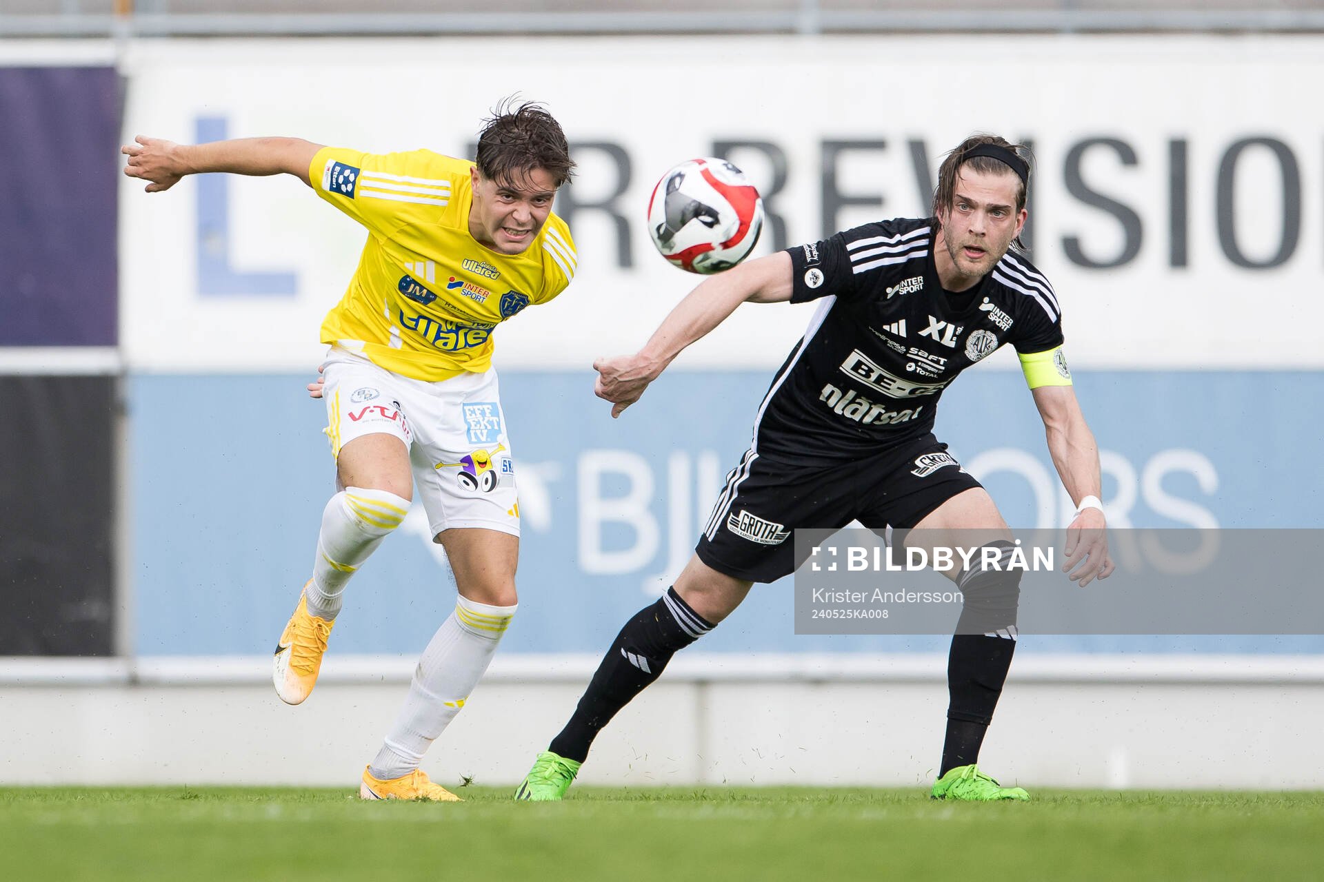 Falkenbergs Remo Gotfredsen Grgic och Oskarshamns Amer Eriksson Ibragic under fotbollsmatchen i Ettan södra mellan Falkenberg och Oskarshamn den 25 maj 2024 i Falkenberg.
