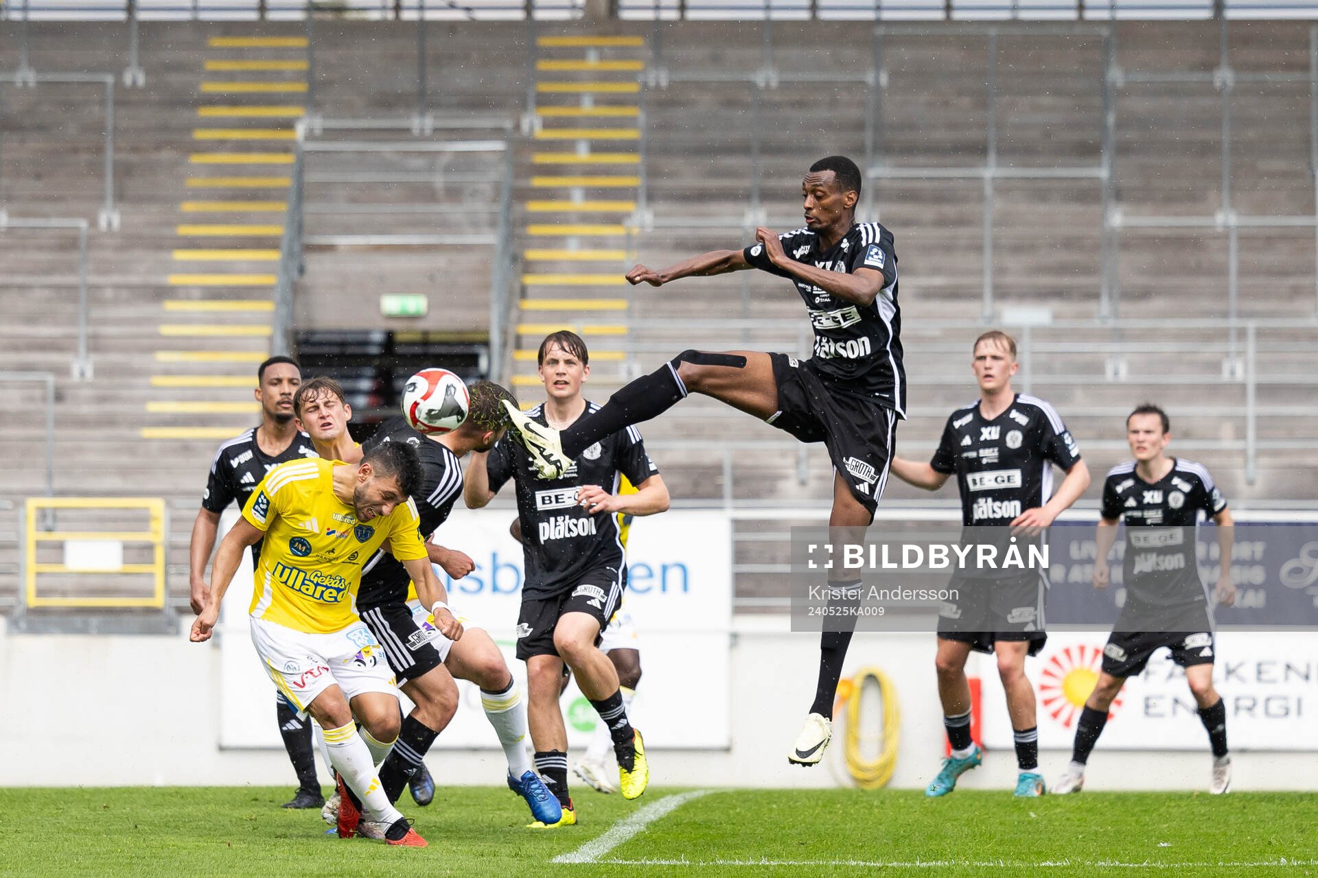 Oskarshamns Jonathan Tesfay Habte med hög spark under fotbollsmatchen i Ettan södra mellan Falkenberg och Oskarshamn den 25 maj 2024 i Falkenberg.