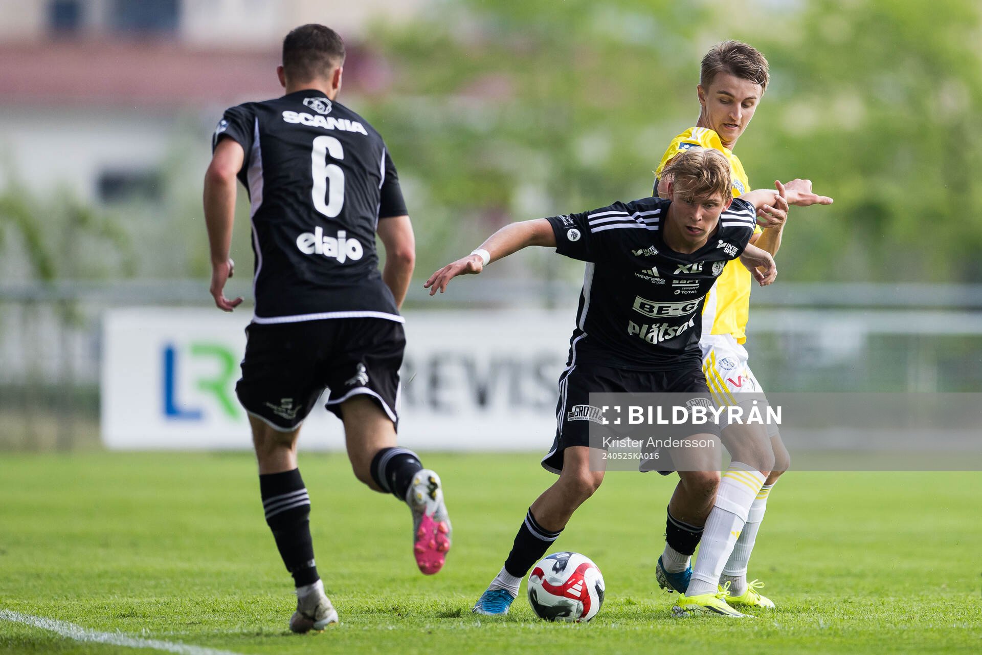 Oskarshamns Rasmus Niklasson Johansson och Falkenbergs Melker Larsson under fotbollsmatchen i Ettan södra mellan Falkenberg och Oskarshamn den 25 maj 2024 i Falkenberg.