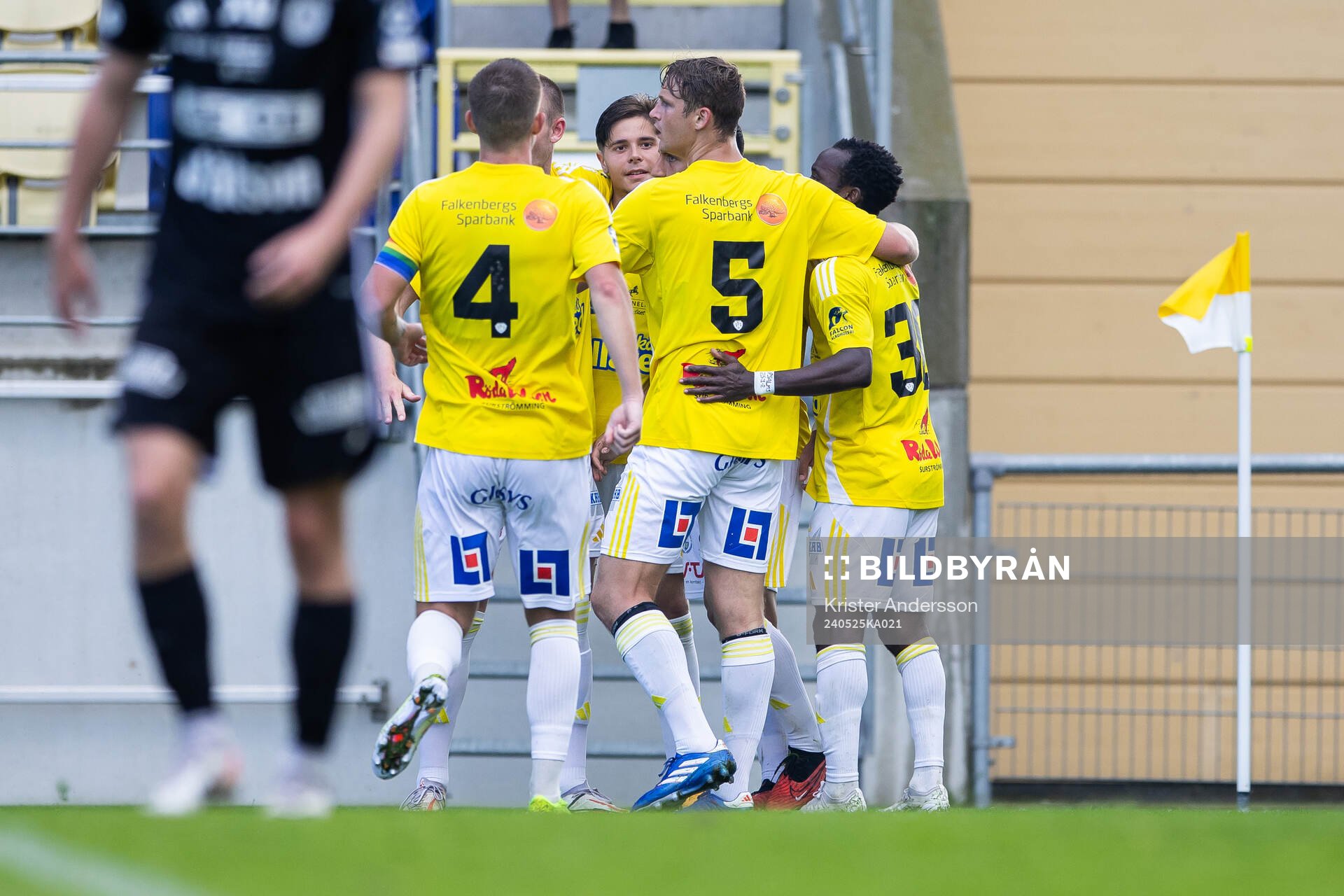 Falkenbergs Leonardo Farah Shahin jublar med laget