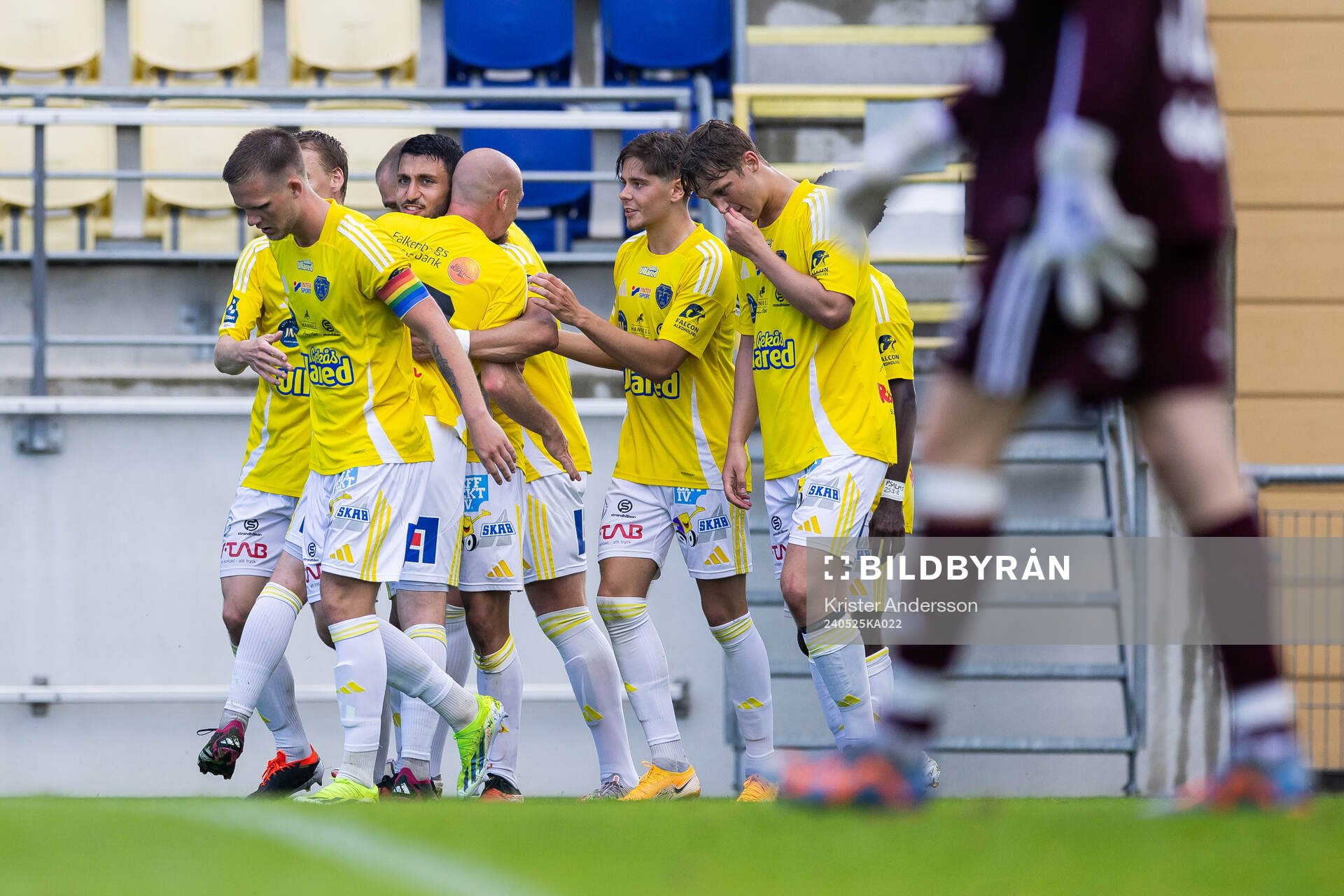 Falkenbergs Leonardo Farah Shahin jublar med laget