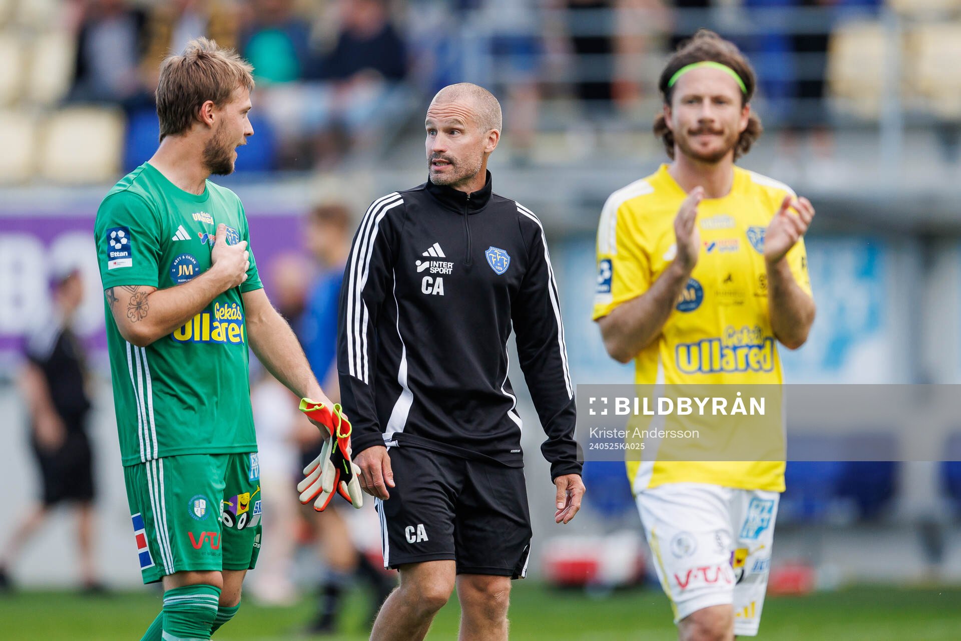 Falkenbergs målvakt Anton Andersson och tränare Christoffer Andersson efter fotbollsmatchen i Ettan södra mellan Falkenberg och Oskarshamn den 25 maj 2024 i Falkenberg.