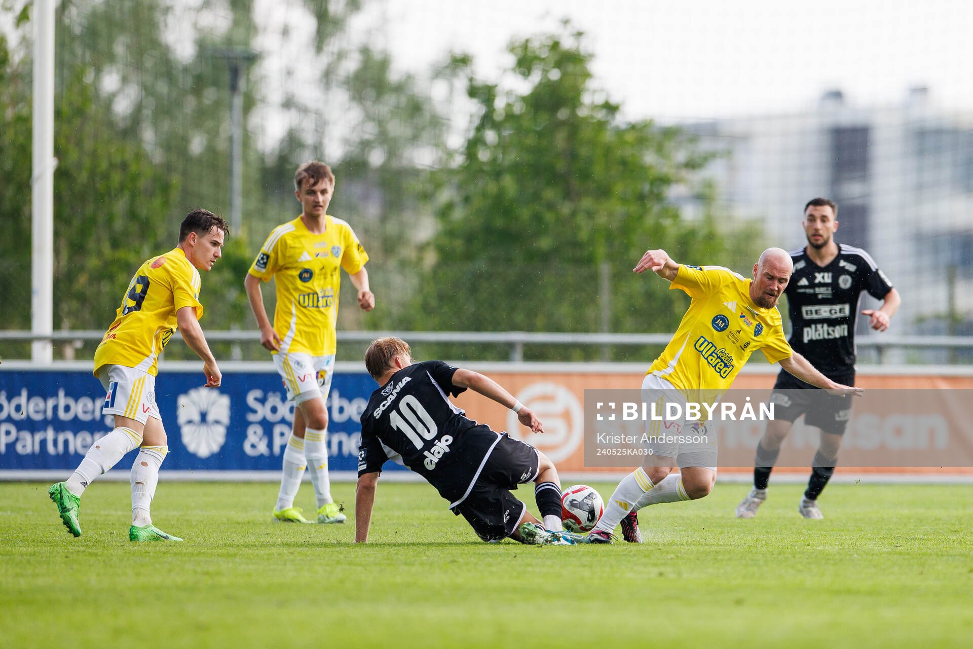 Oskarshamns Rasmus Niklasson Johansson och Falkenbergs Christoffer Carlsson under fotbollsmatchen i Ettan södra mellan Falkenberg och Oskarshamn den 25 maj 2024 i Falkenberg.