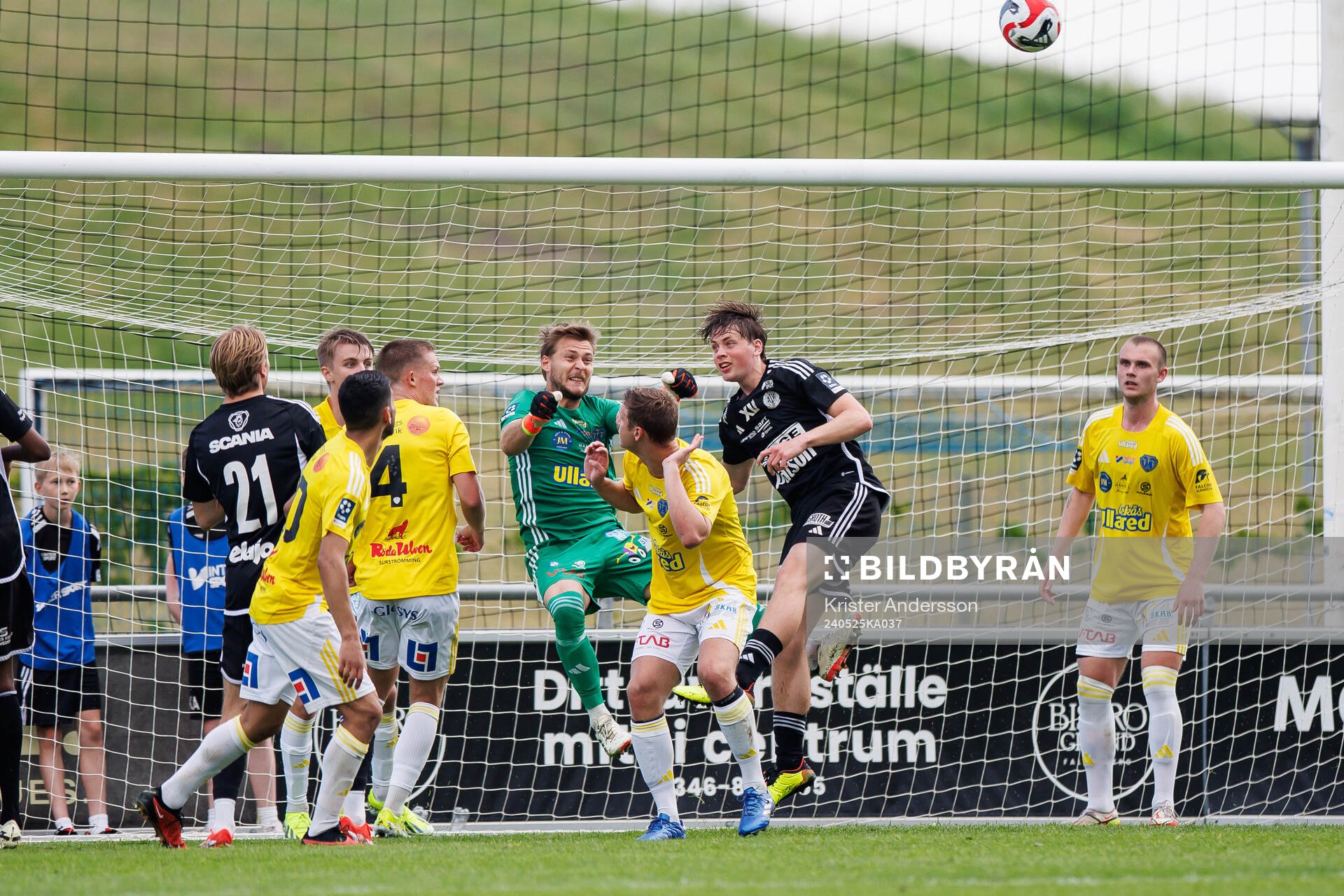 Falkenbergs målvakt Anton Andersson boxar bort bollen