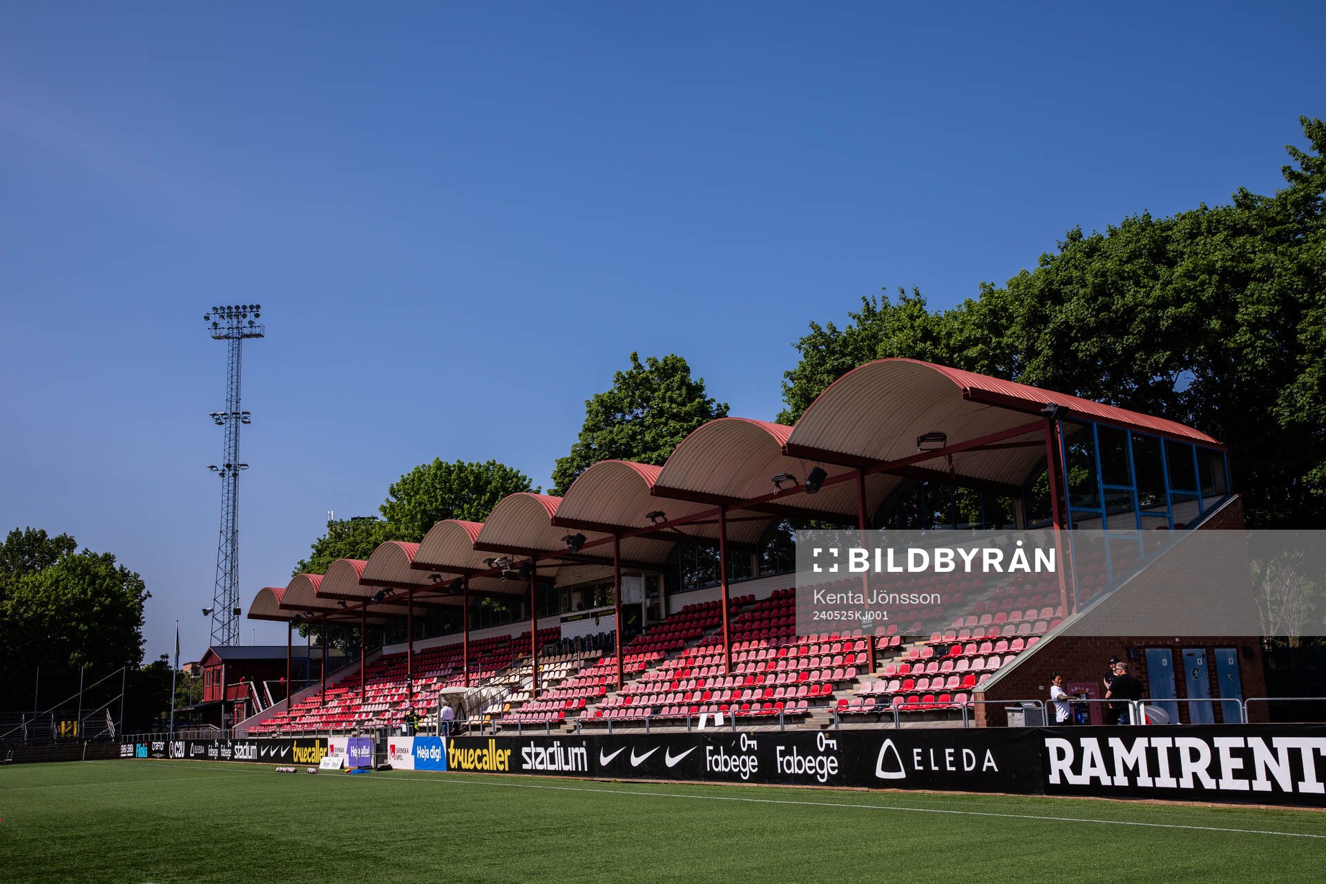 Huvudläktaren på Skytteholms IP inför fotbollsmatchen i Damallsvenskan mellan AIK och KIF Örebro den 25 maj 2024 i Stockholm. 