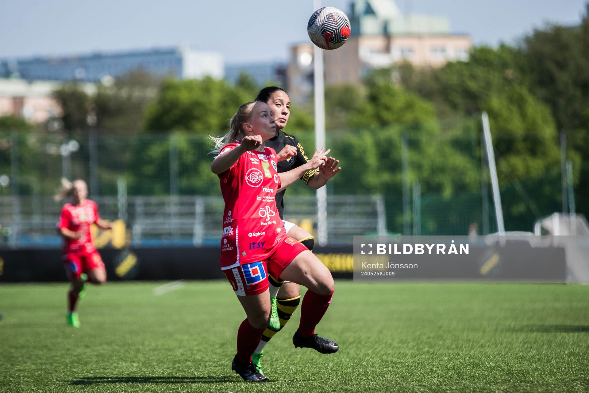 KIF Örebros Sara Ikonen och AIKs Michelle Rojas Flores
