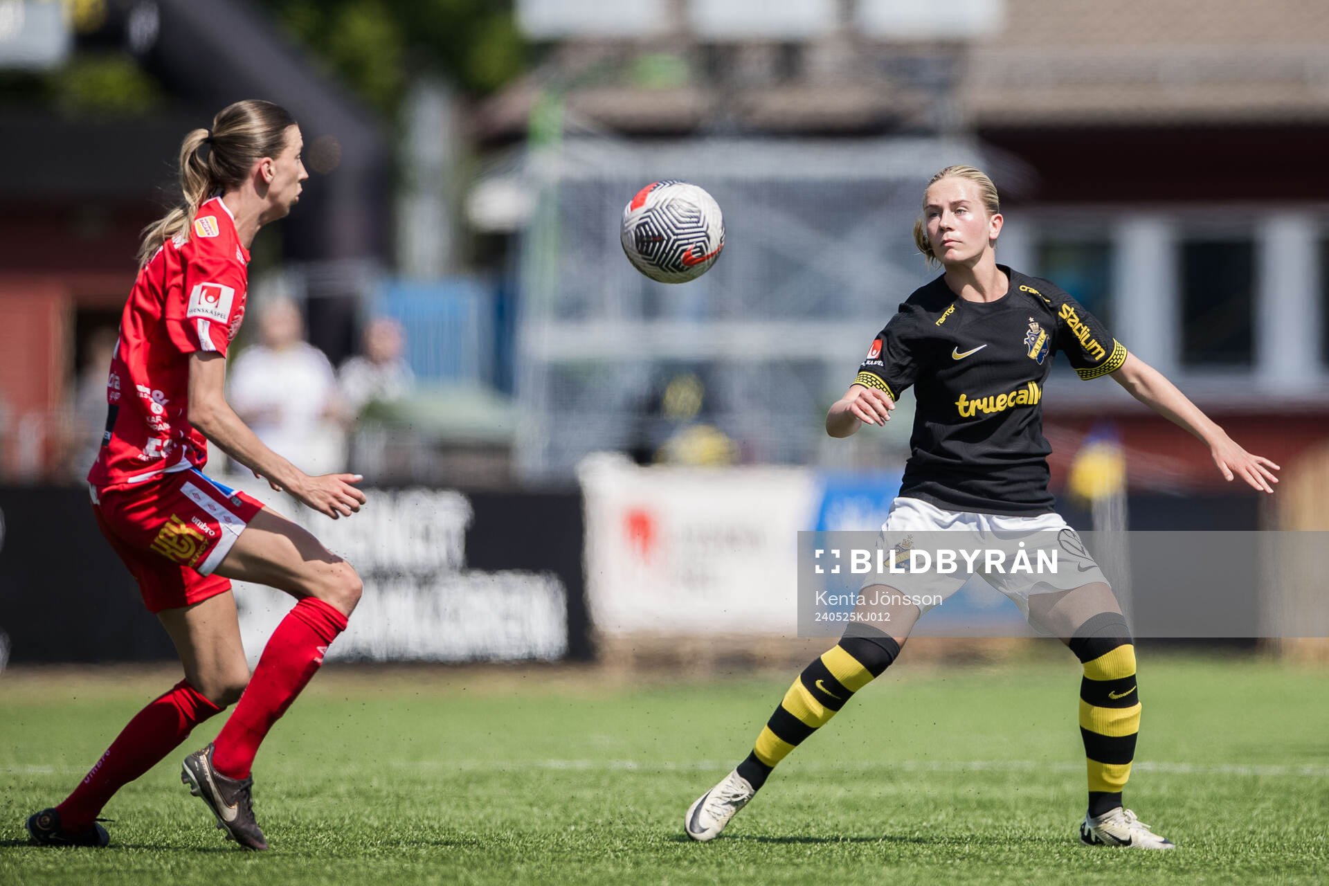 KIF Örebros Wilma Öhman och AIKs Olivia Lindstedt