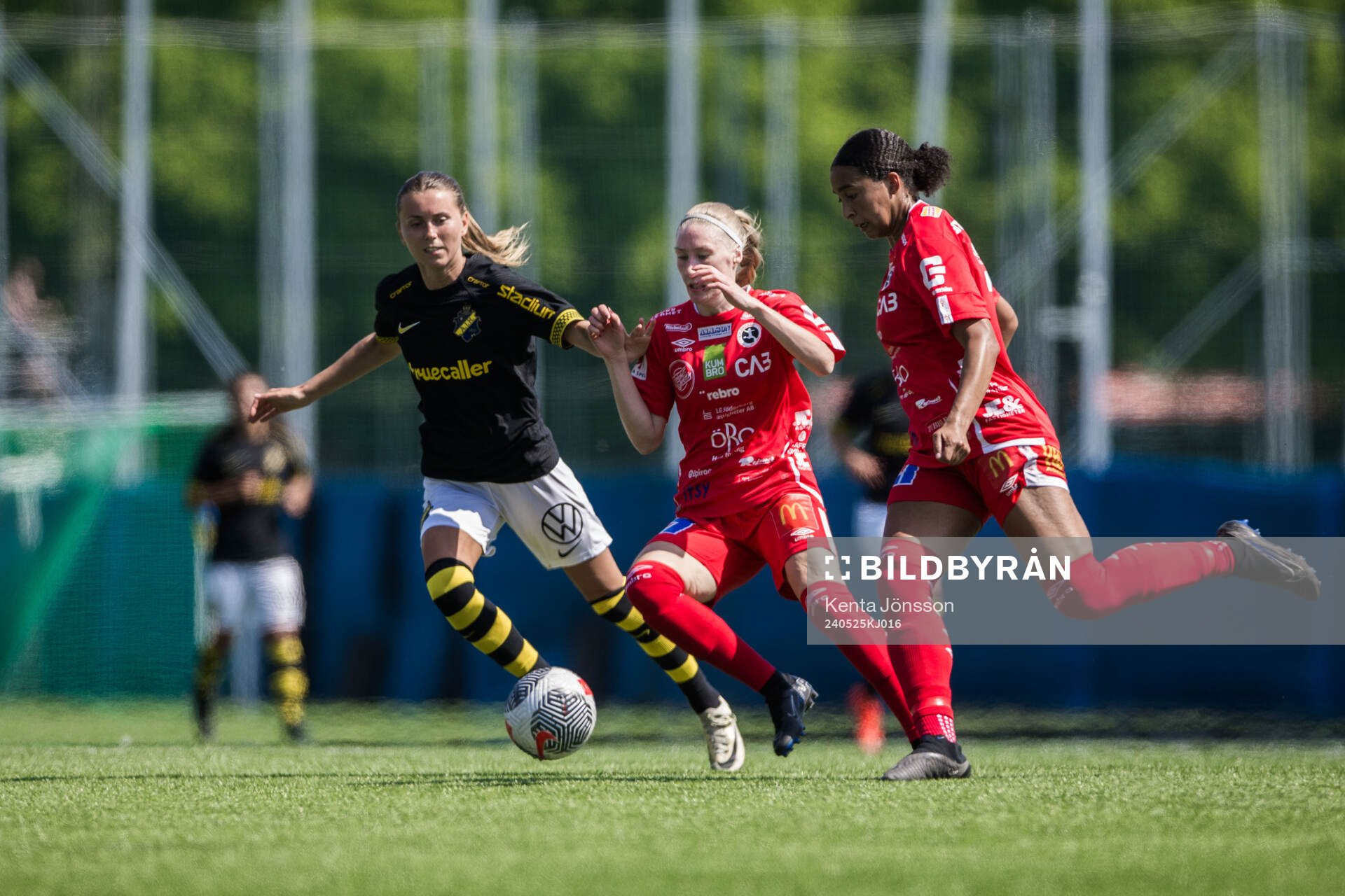 AIKs Adelisa Grabus i kamp med KIF Örebros Sanni Ojanen och Ashley Michelle Barron under fotbollsmatchen i Damallsvenskan mellan AIK och KIF Örebro den 25 maj 2024 i Stockholm. 