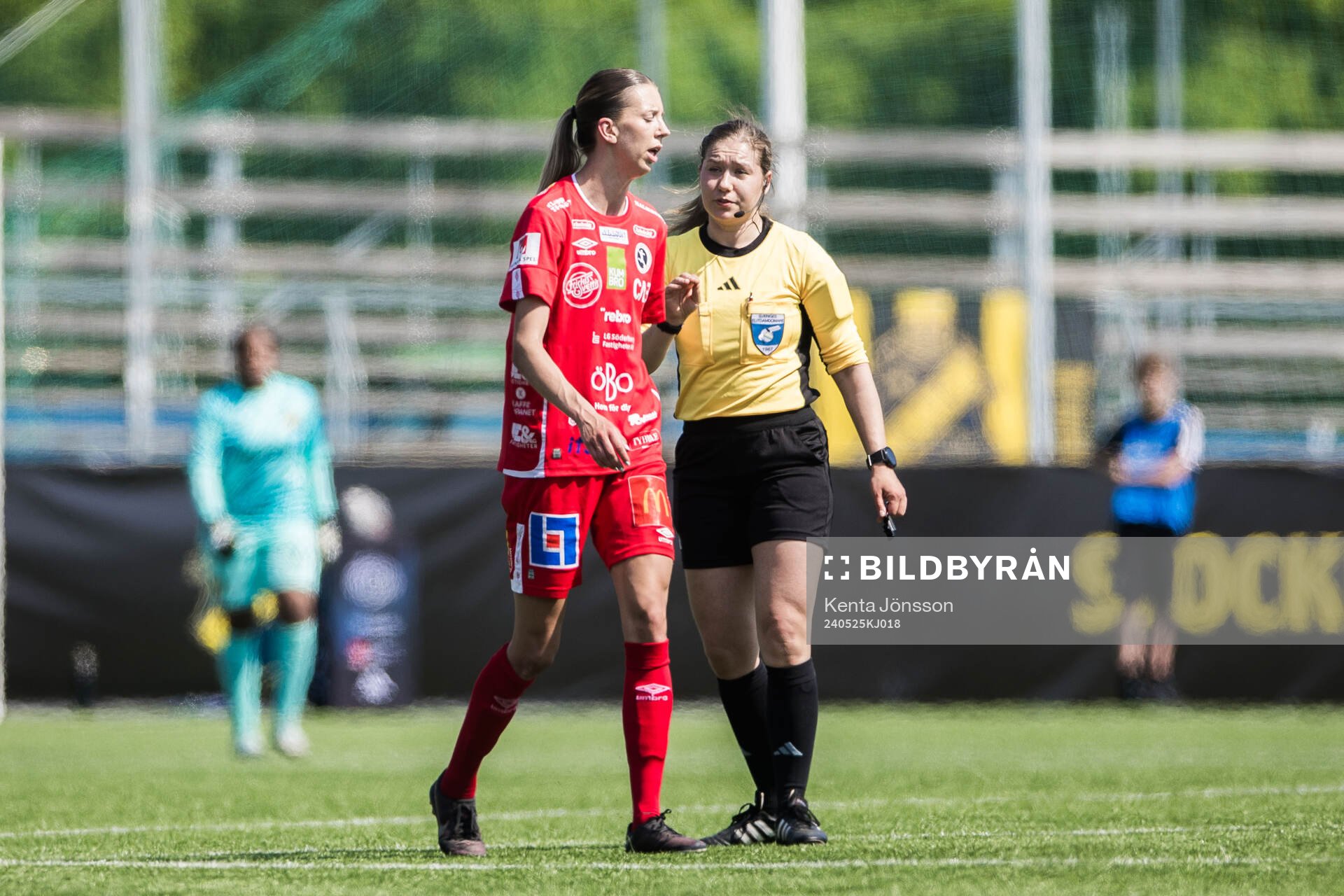 KIF Örebros Wilma Öhman i diskussion med Domare Anastasia