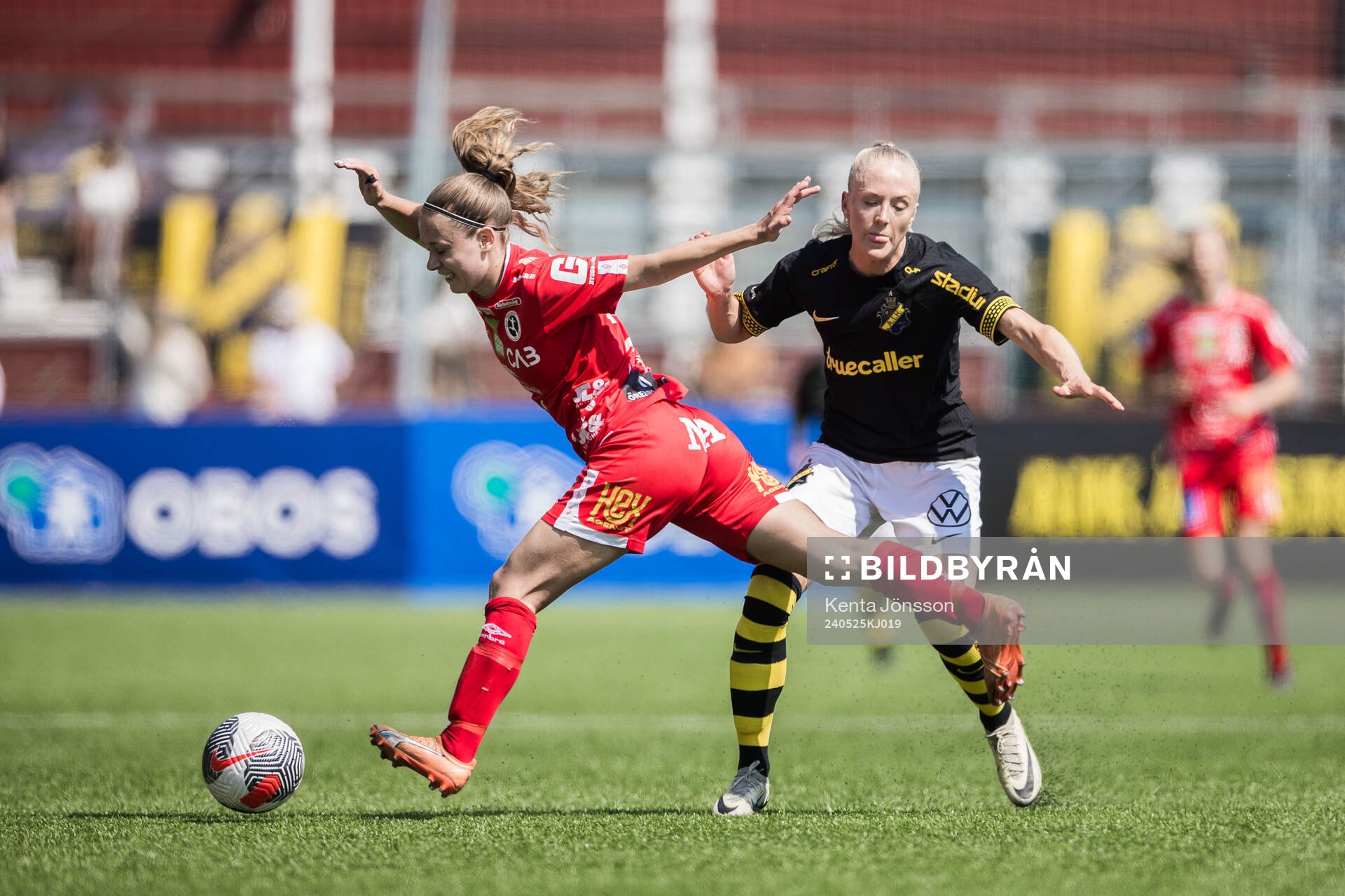 KIF Örebros Amanda Altheden och AIKs Moa Sjöström