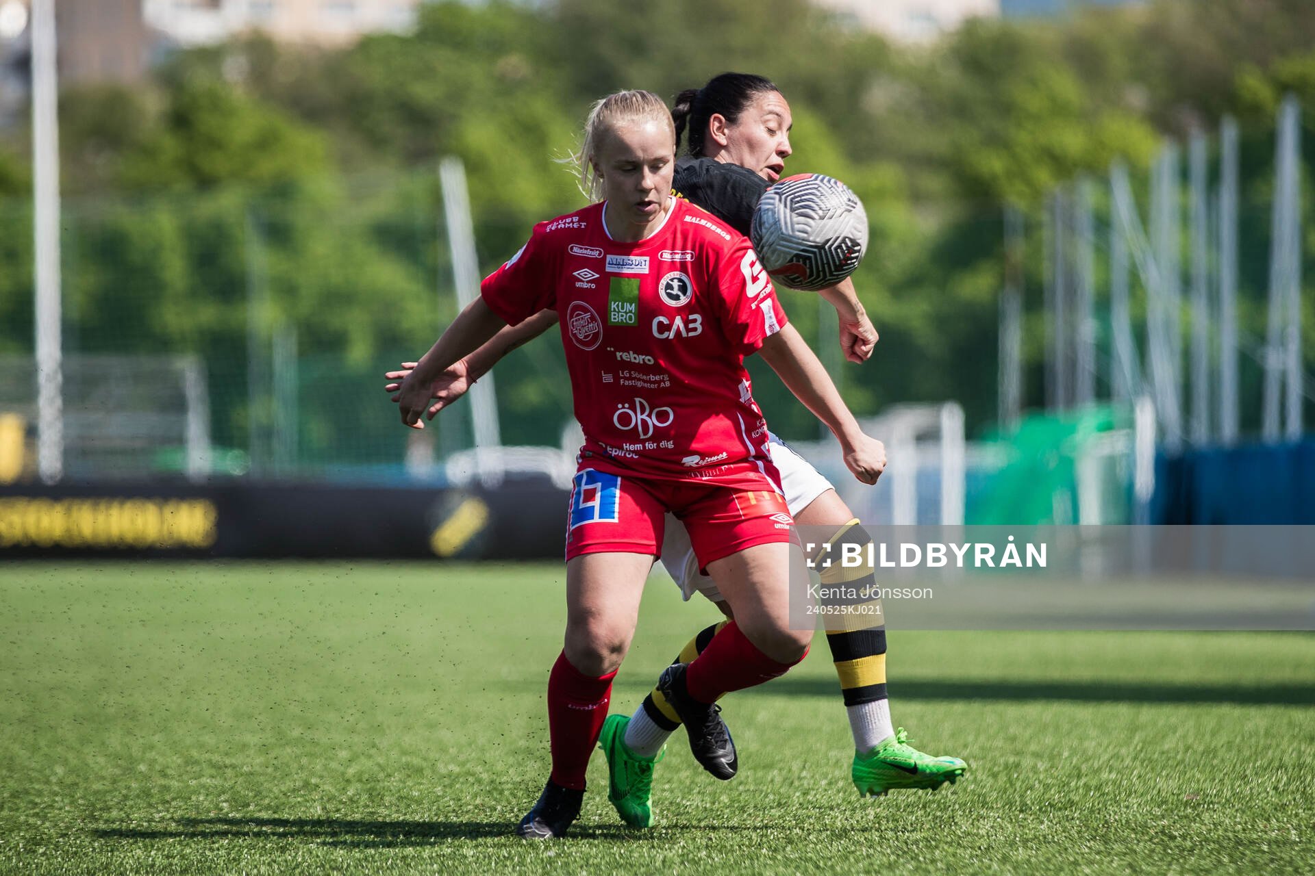 KIF Örebros Sara Ikonen och AIKs Michelle Rojas Flores