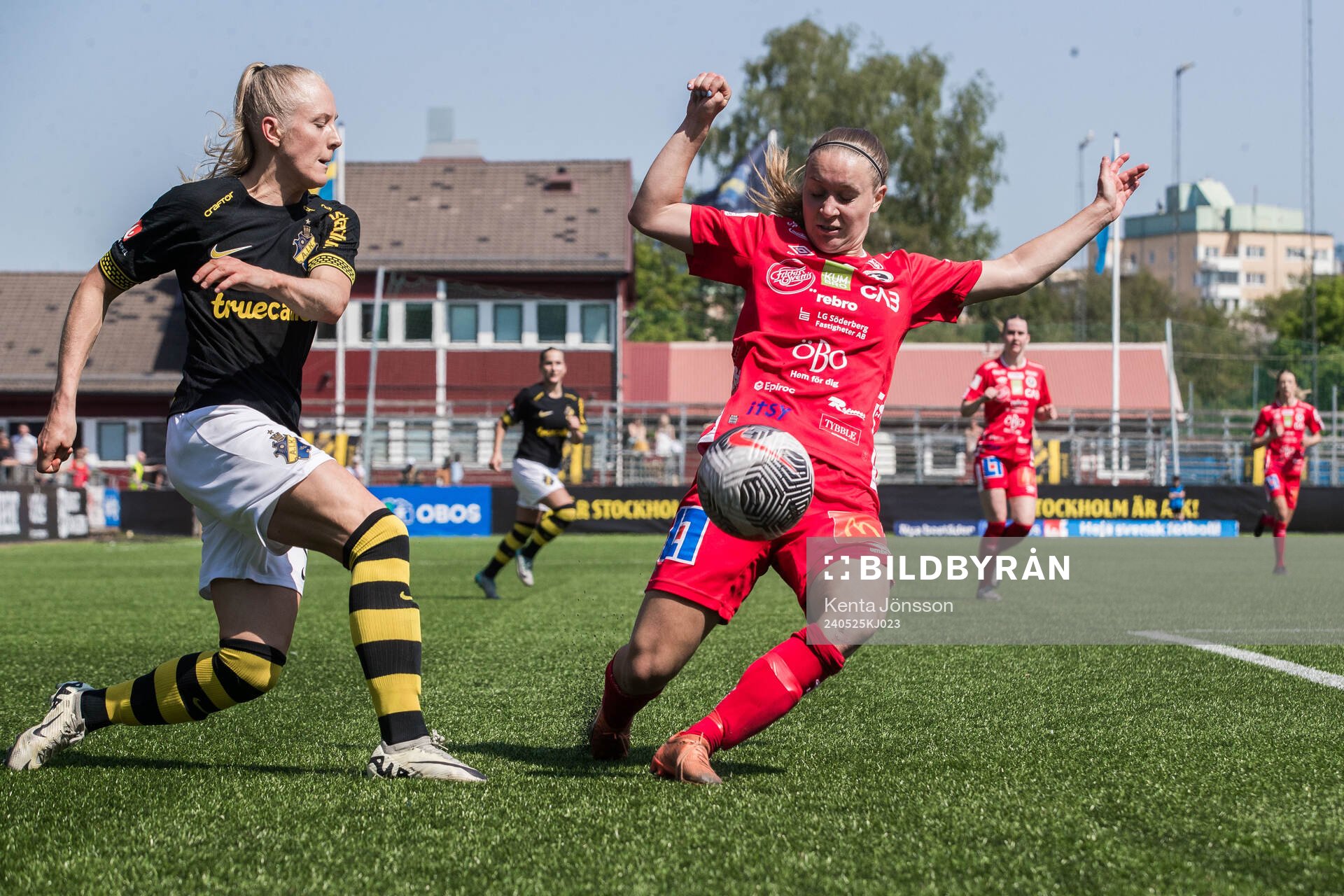 AIKs Moa Sjöström och KIF Örebros Amanda Altheden