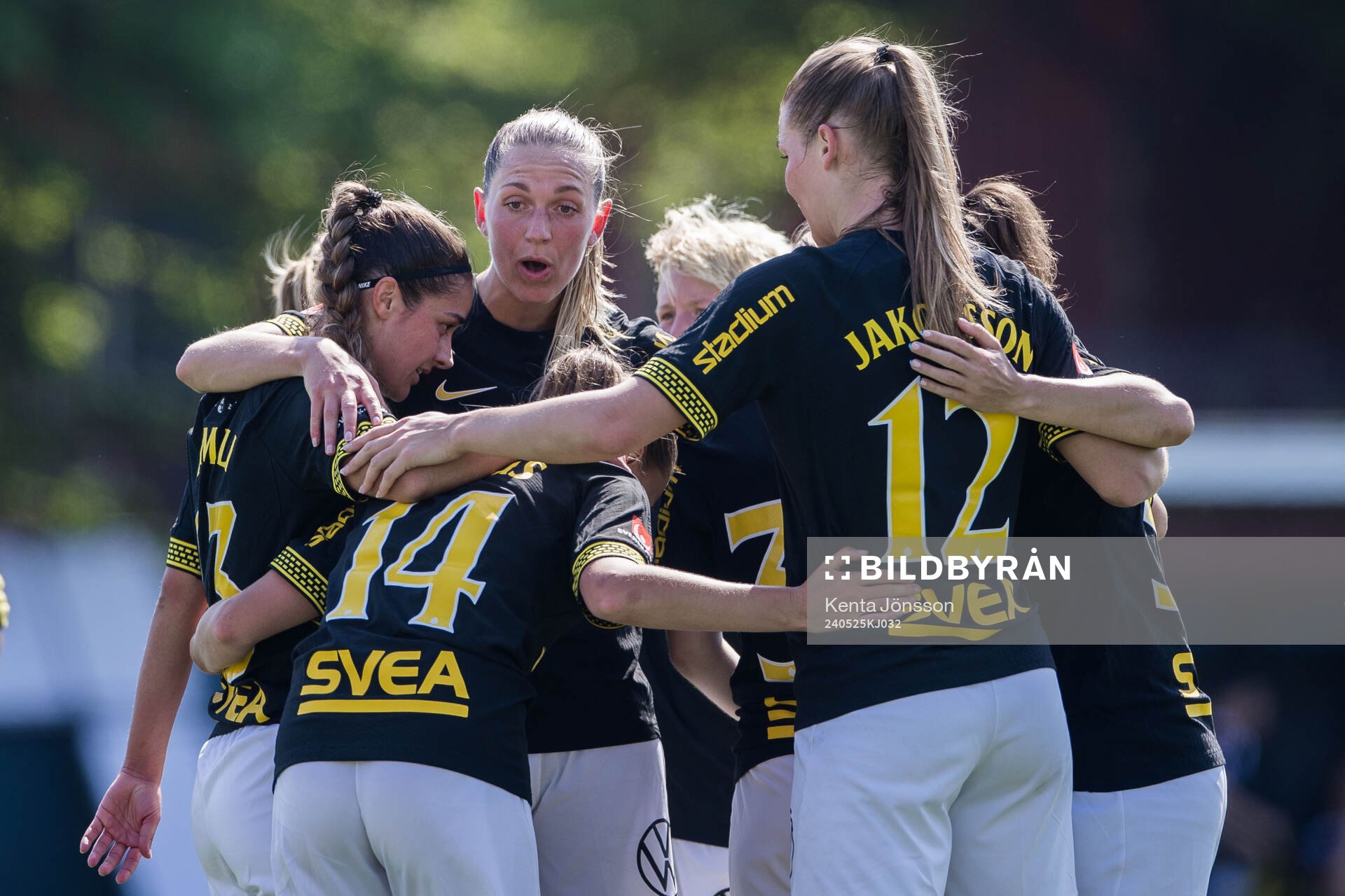 AIKs Daniella Famili jublar efter 1-0 under fotbollsmatchen i Damallsvenskan mellan AIK och KIF Örebro den 25 maj 2024 i Stockholm. 
