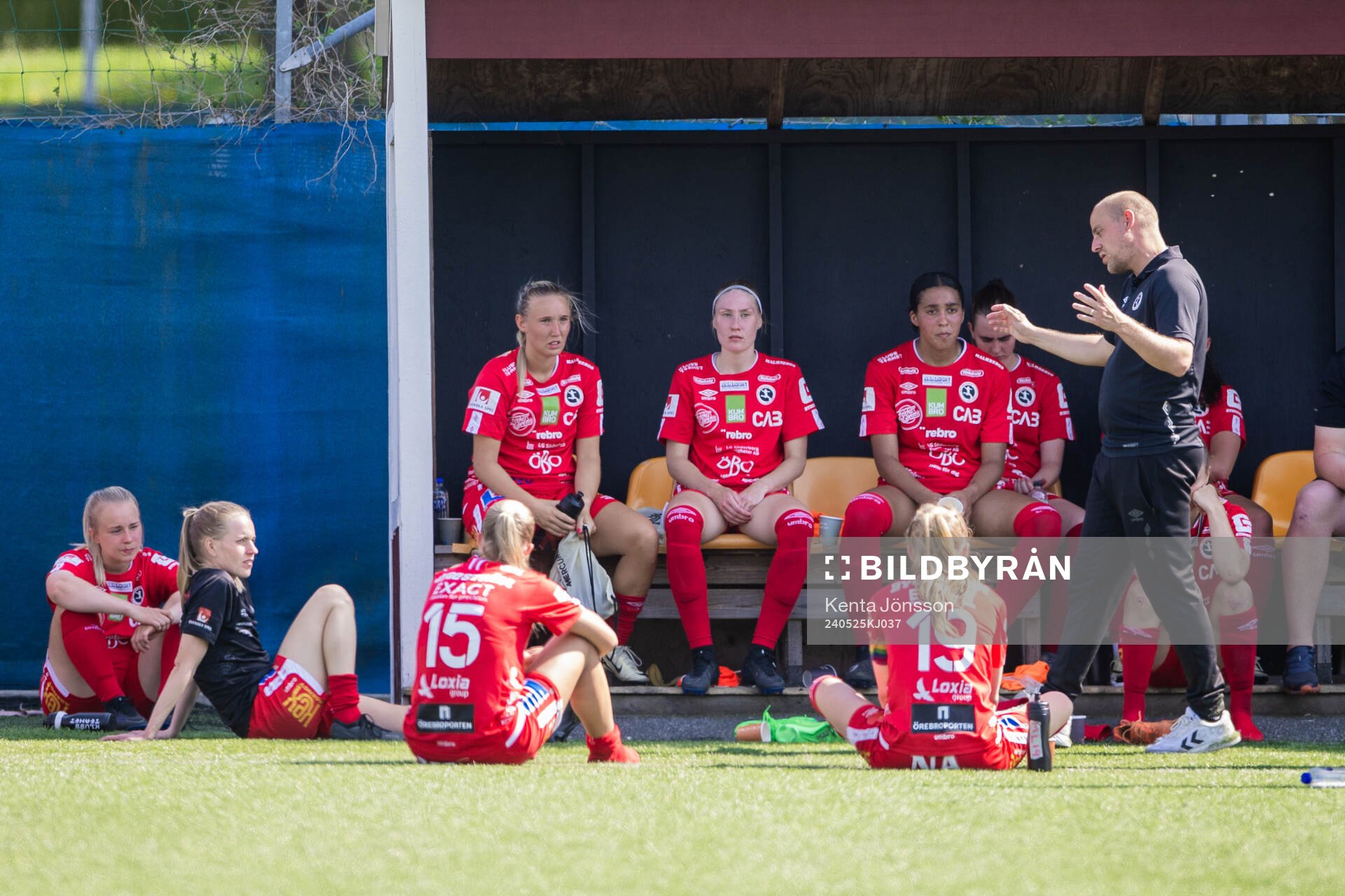 KIF Örebros tränare Rickard Johansson med spelare som