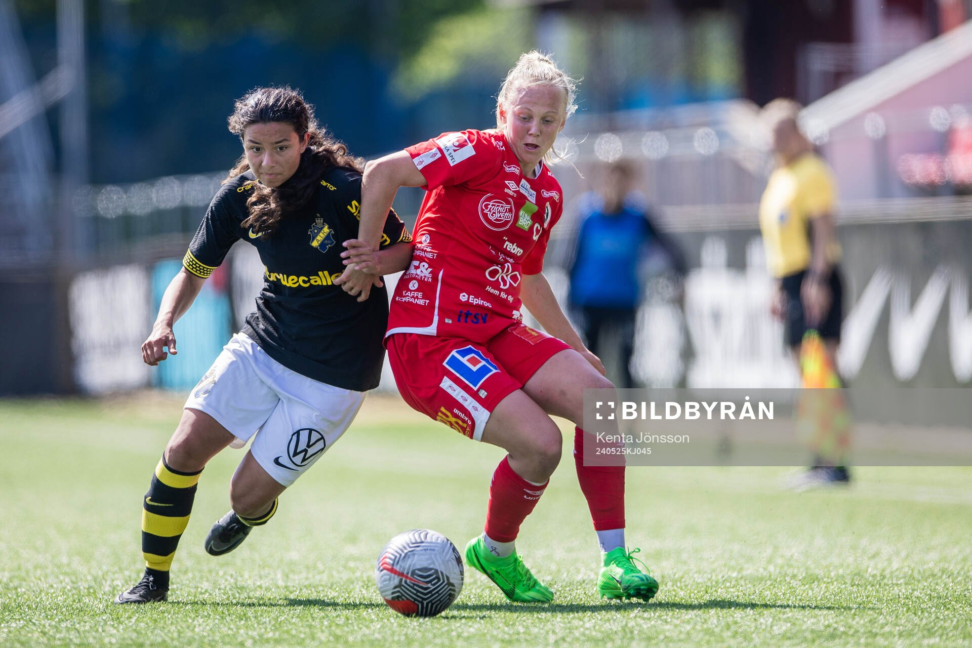AIKs Annika Svensson och KIF Örebros Molly Johansson under fotbollsmatchen i Damallsvenskan mellan AIK och KIF Örebro den 25 maj 2024 i Stockholm. 