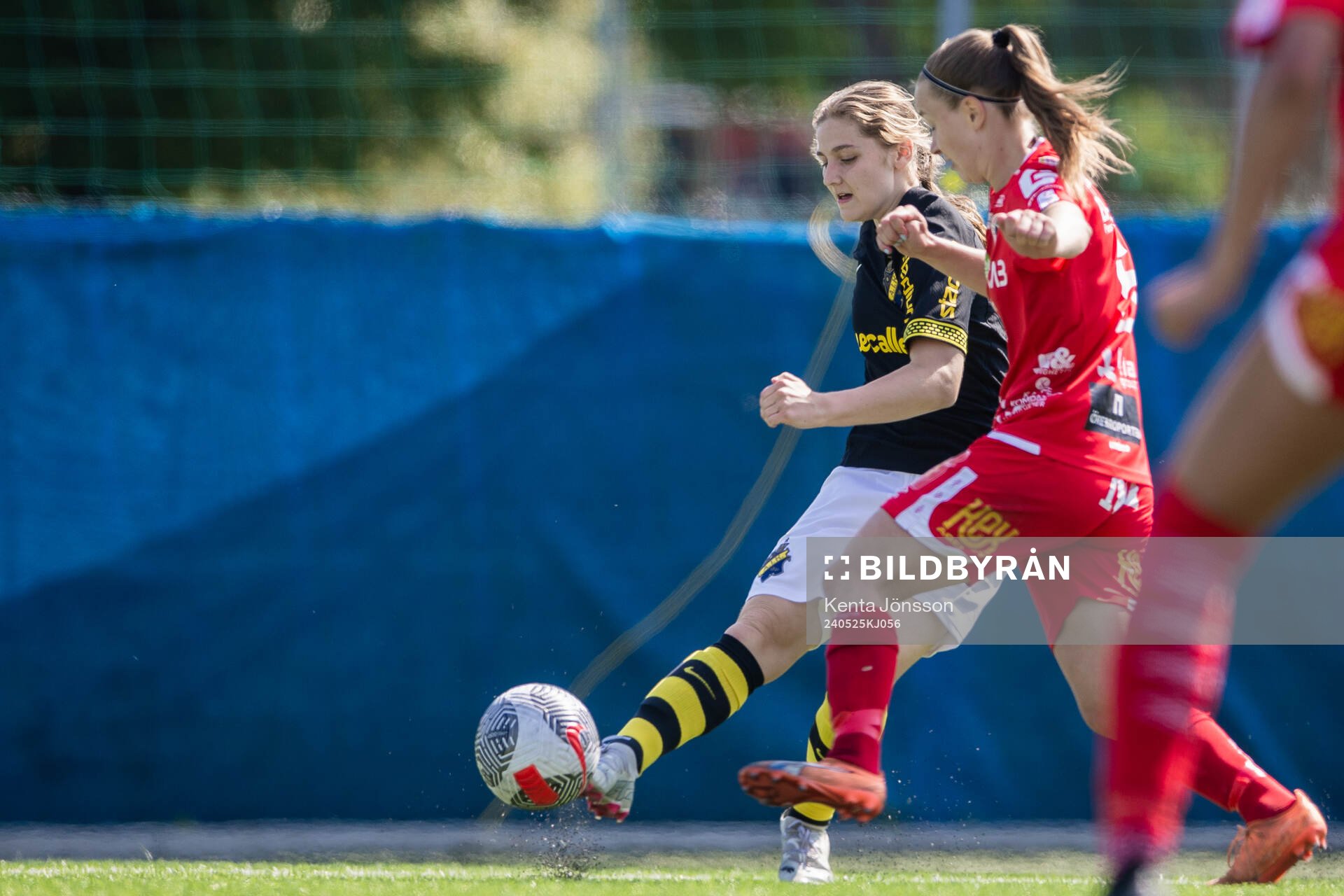 AIKs Maja Johansson och KIF Örebros Amanda Altheden