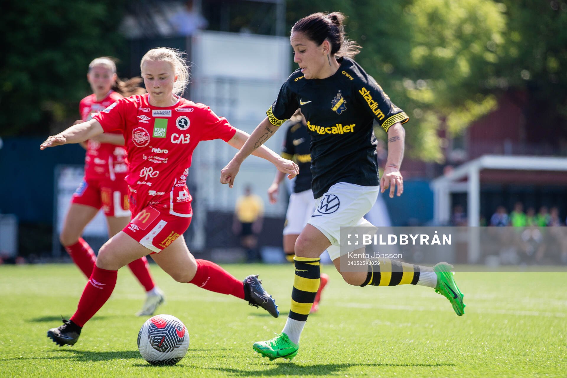 KIF Örebros Sara Ikonen och AIKs Michelle Rojas Flores