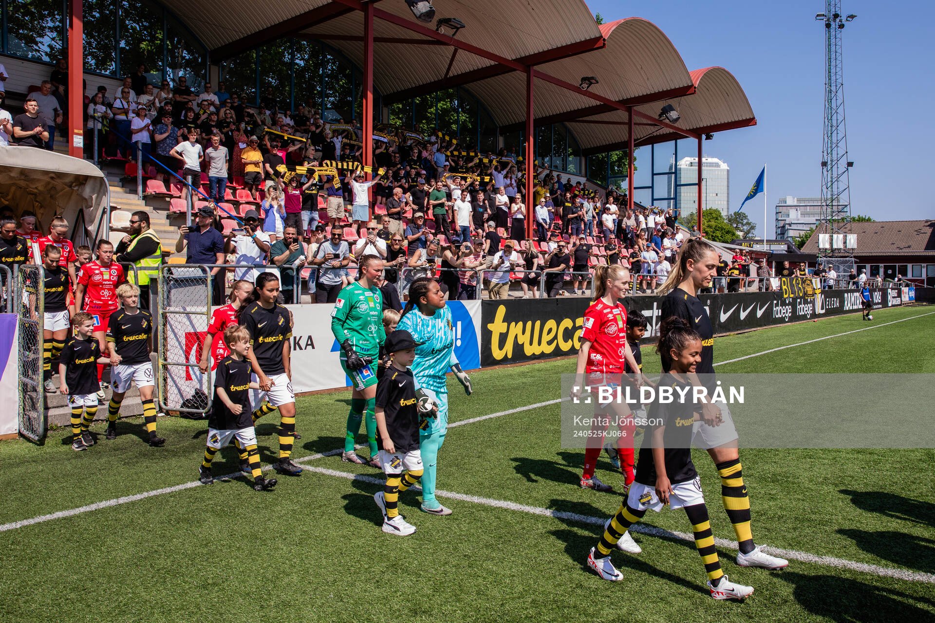 AIKs och KIF Örebros spelare under inmarschen inför fotbollsmatchen i Damallsvenskan mellan AIK och KIF Örebro den 25 maj 2024 i Stockholm.