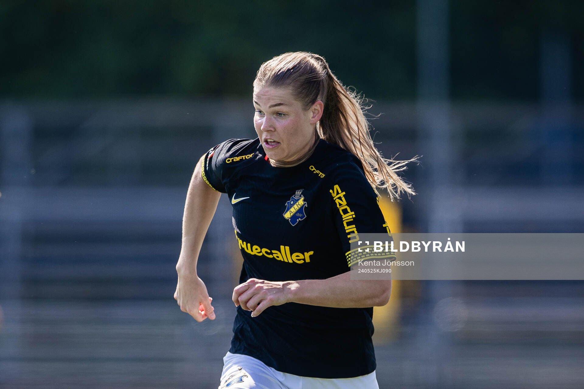AIKs Nina Jakobsson under fotbollsmatchen i Damallsvenskan mellan AIK och KIF Örebro den 25 maj 2024 i Stockholm. 