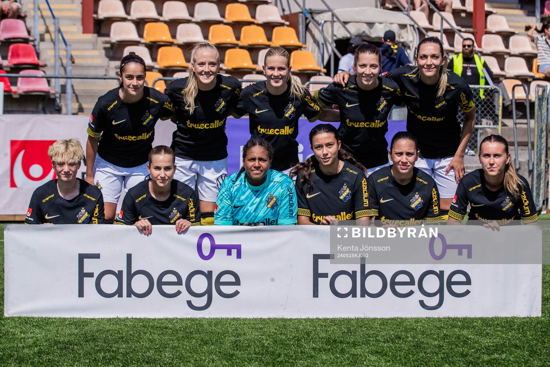 AIKs startelva inför  fotbollsmatchen i Damallsvenskan mellan AIK och KIF Örebro den 25 maj 2024 i Stockholm. 