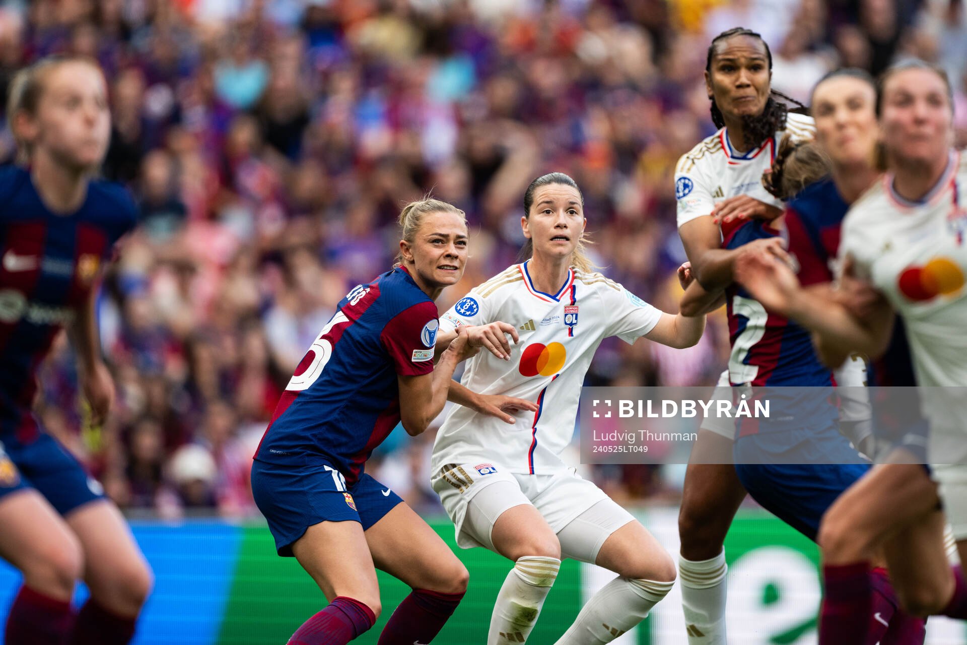 Fridolina Rolfö of Barcelona and Damaris Egurrola of Lyon