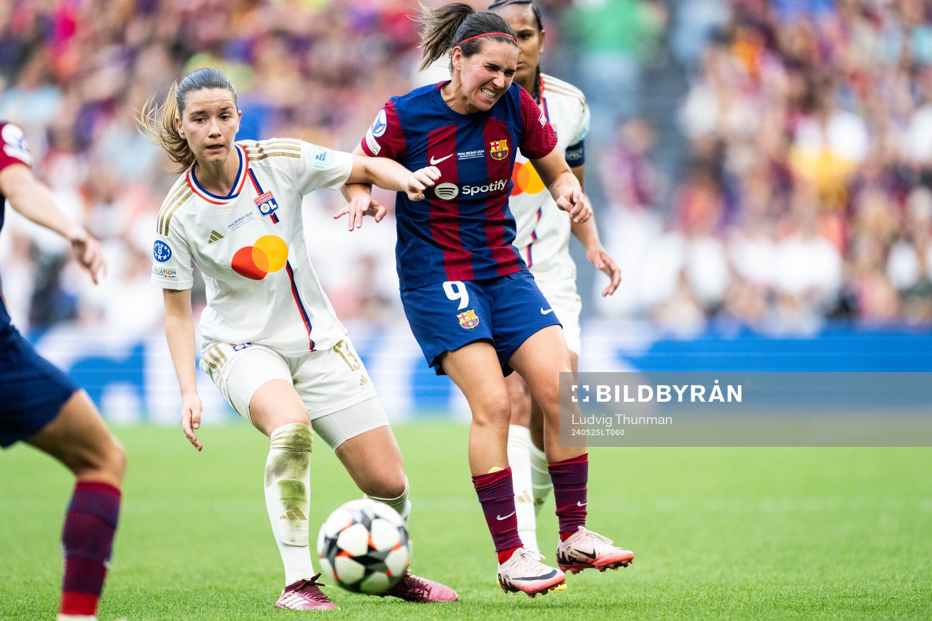 Damaris Egurrola of Lyon and Mariona Caldentey of Barcelona