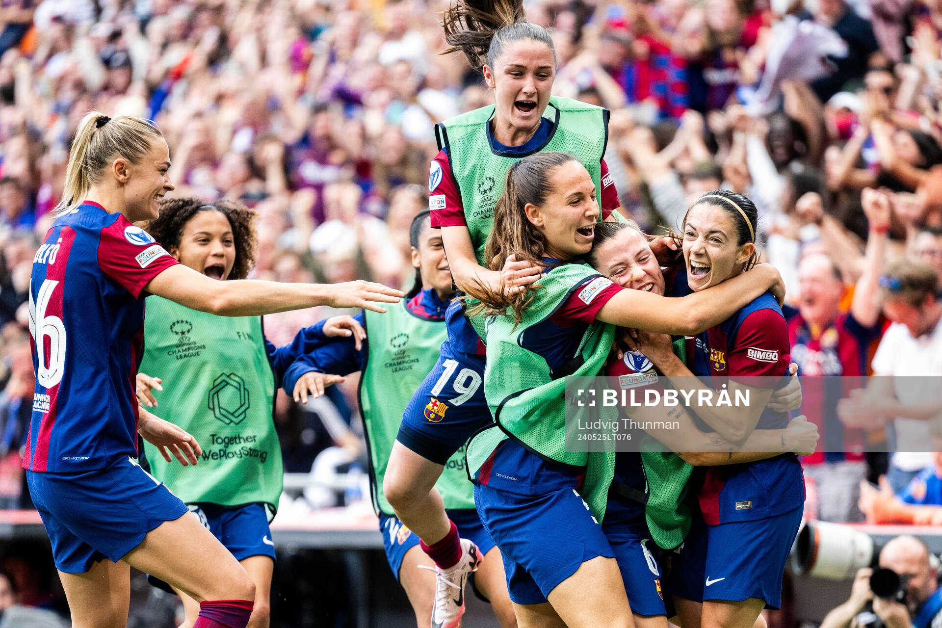 Aitana Bonmati of Barcelona celebrates with team mates