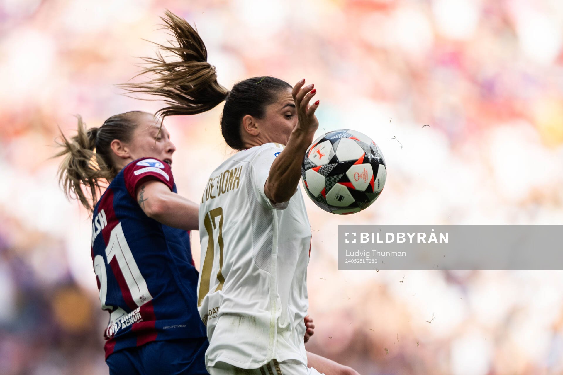 Keira Walsh of Barcelona and Danielle van de Donk of Lyon