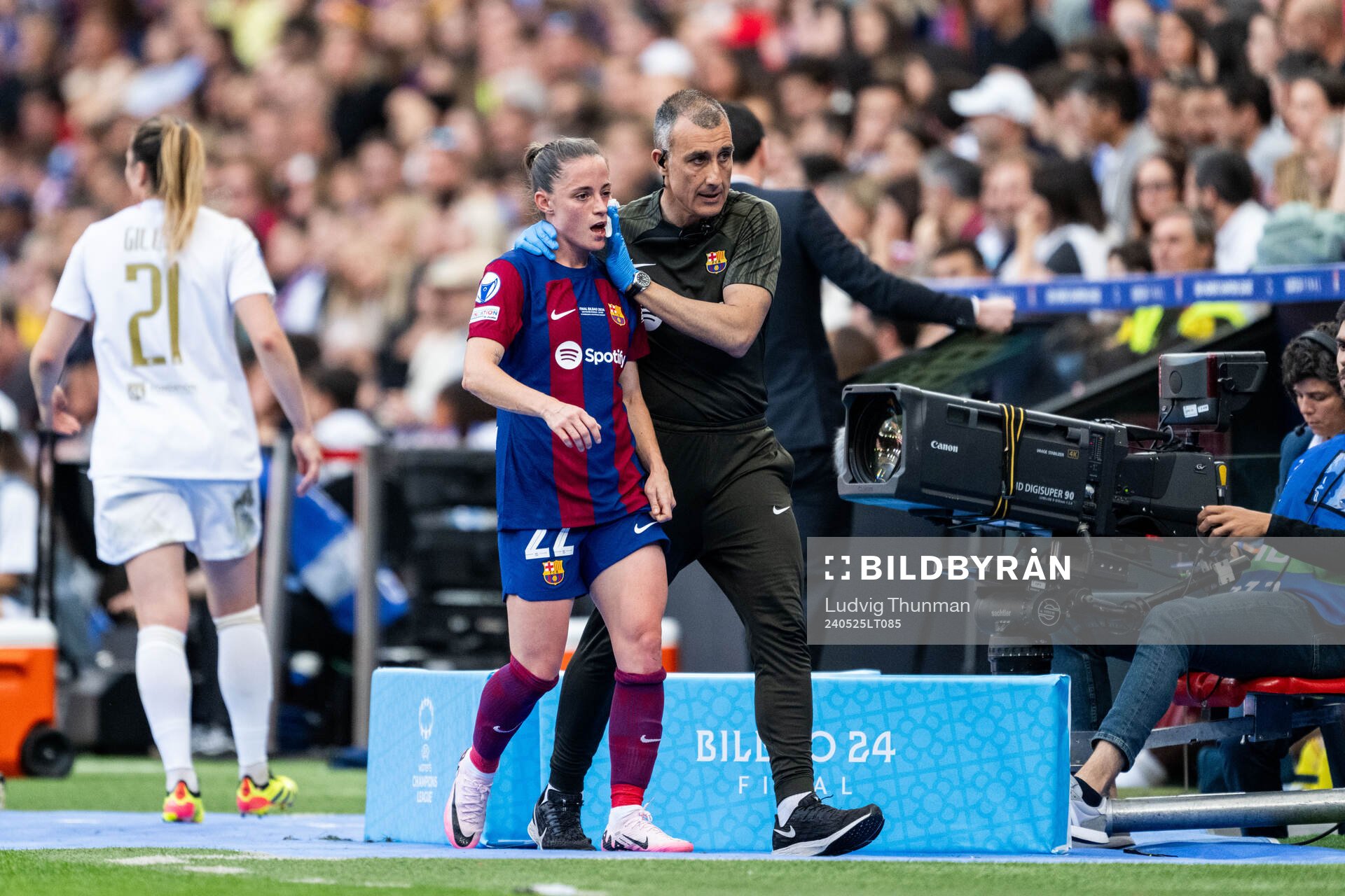 Ona Batlle of Barcelona in pain during the UEFA Women's Champions League final between Barcelona and Lyon on May 25, 2024 in Bilbao.