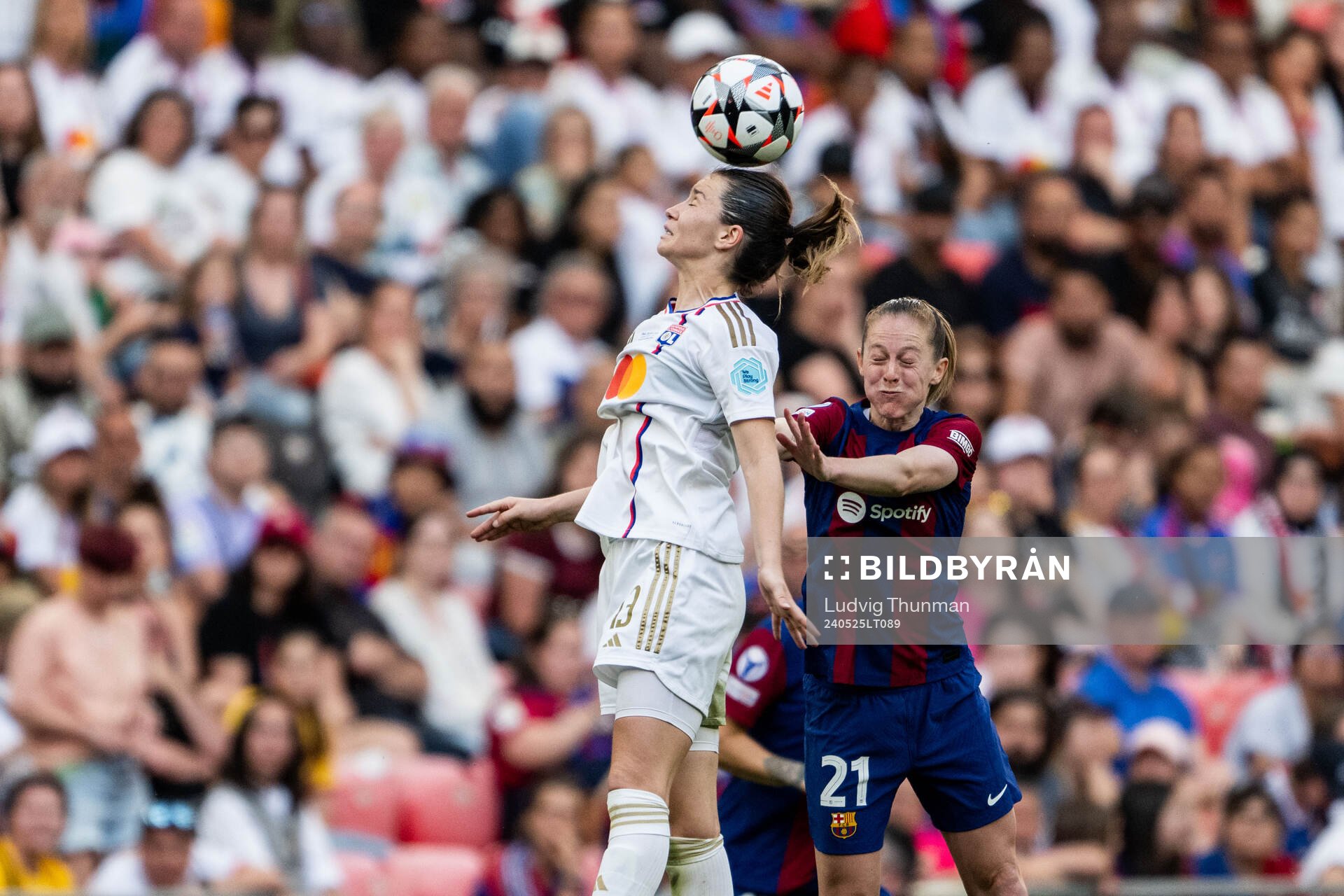Damaris Egurrola of Lyon and Keira Walsh of Barcelona