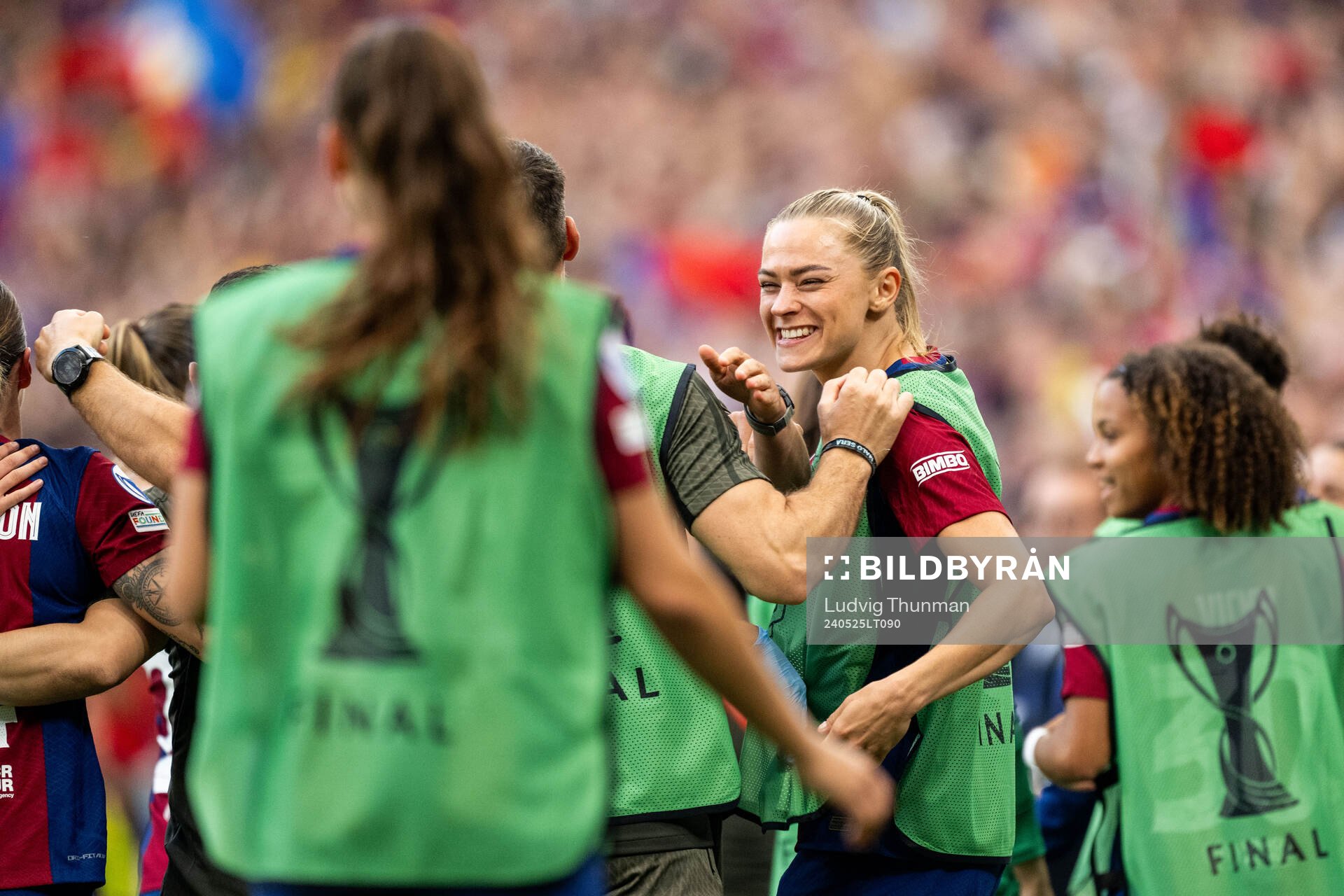 Fridolina Rolfö of Barcelona celebrates with team mates