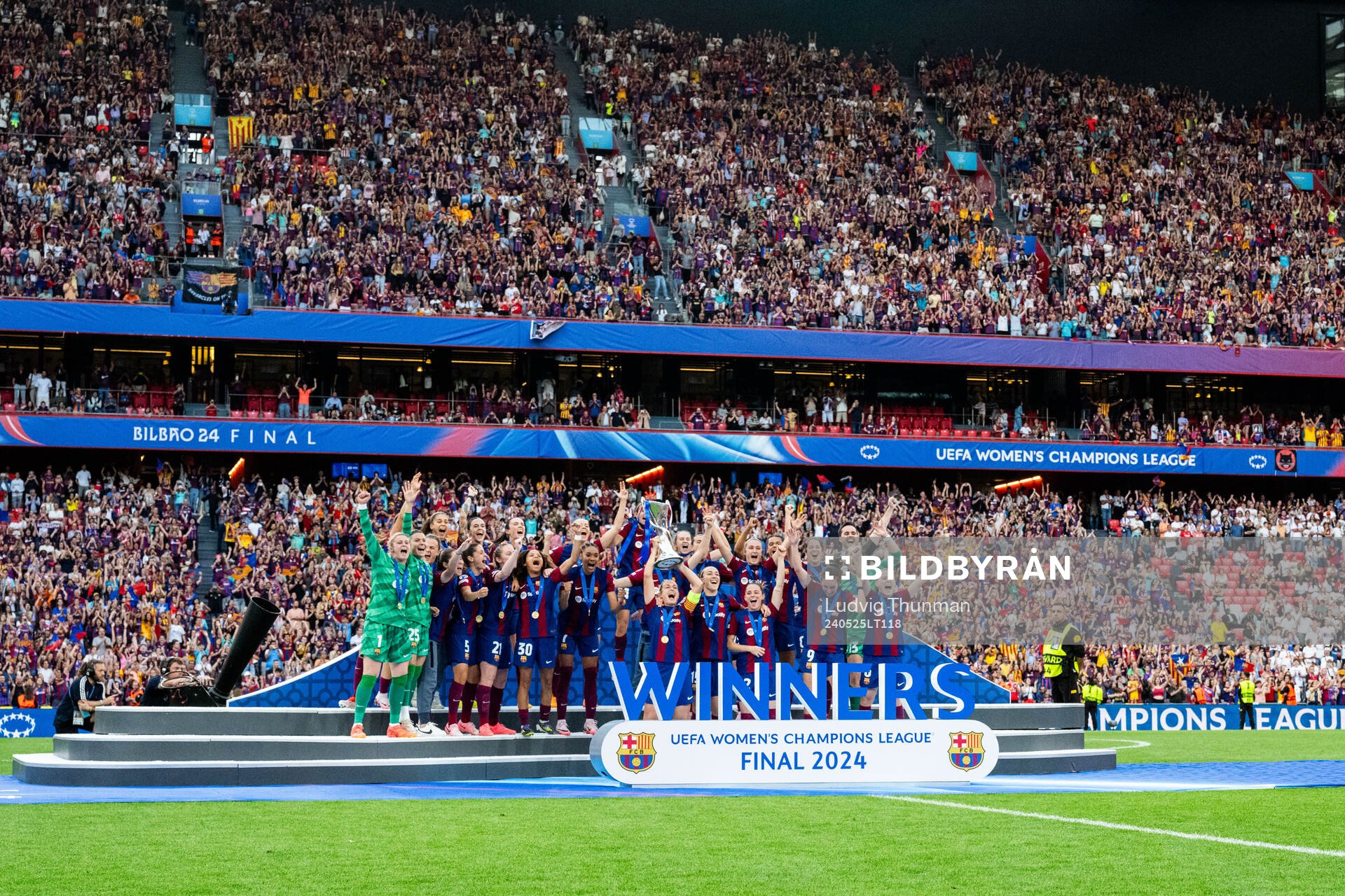 Players of Barcelona celebrate