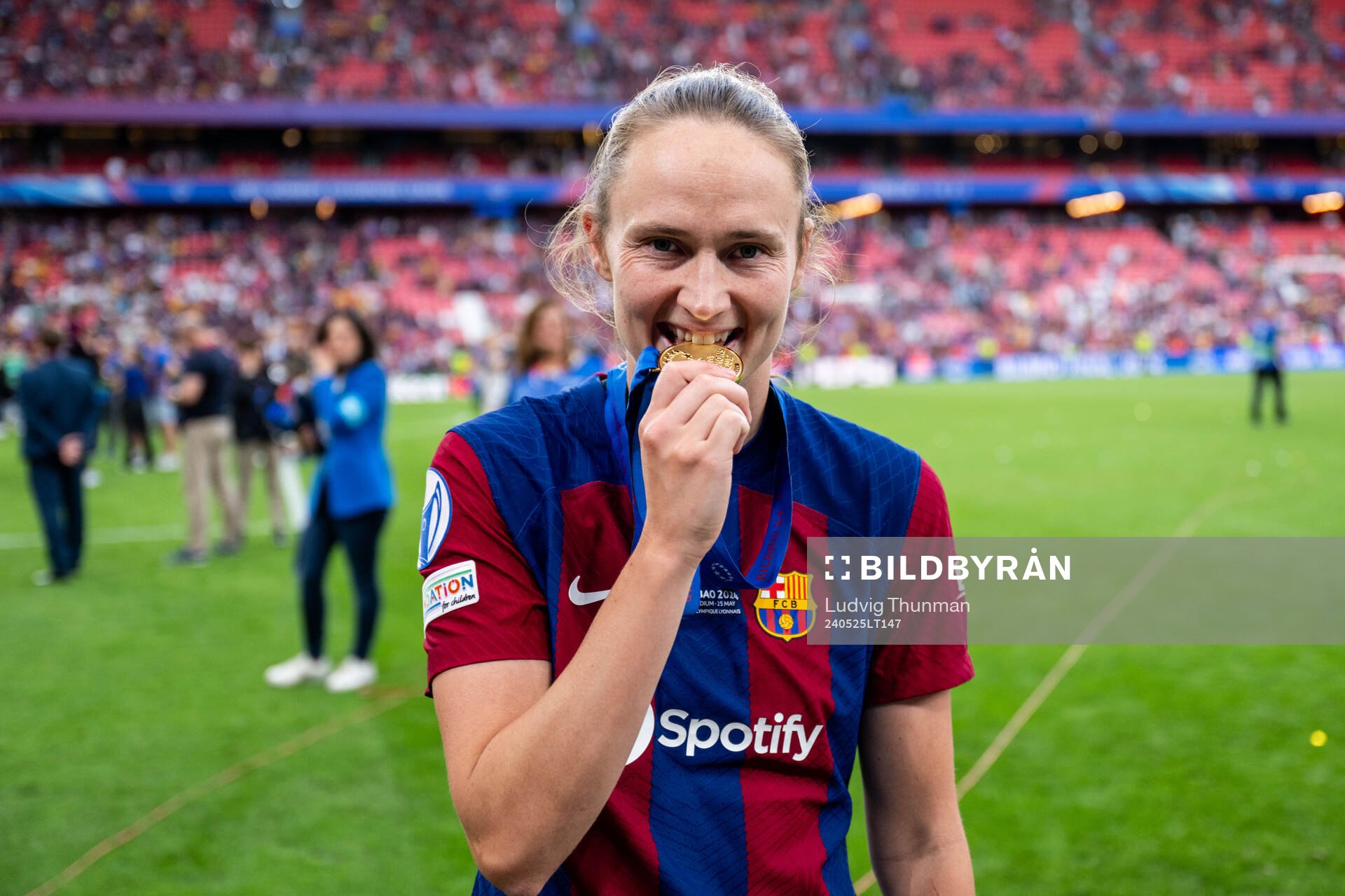 Caroline Graham Hansen of Barcelona celebrates