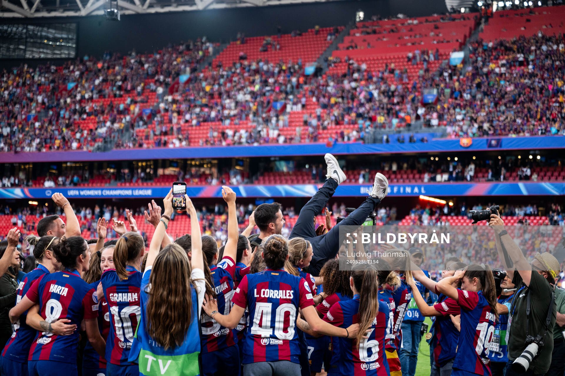 Head coach Jonatan Giráldez of Barcelona celebrates with